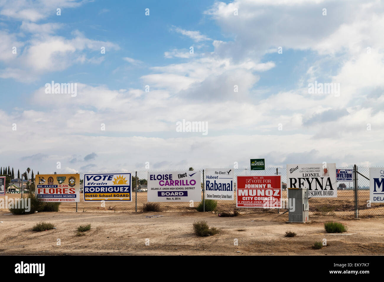 Campagna politica indicazioni per ispanico-american candidati a Delano, Kern County, San Joaquin Valley, California, Stati Uniti d'America Foto Stock