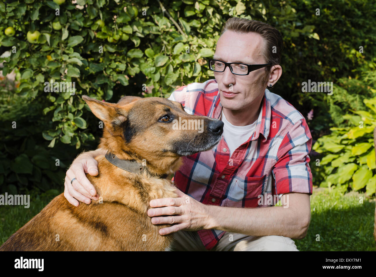 Close up ritratto l uomo e il suo cane Foto Stock