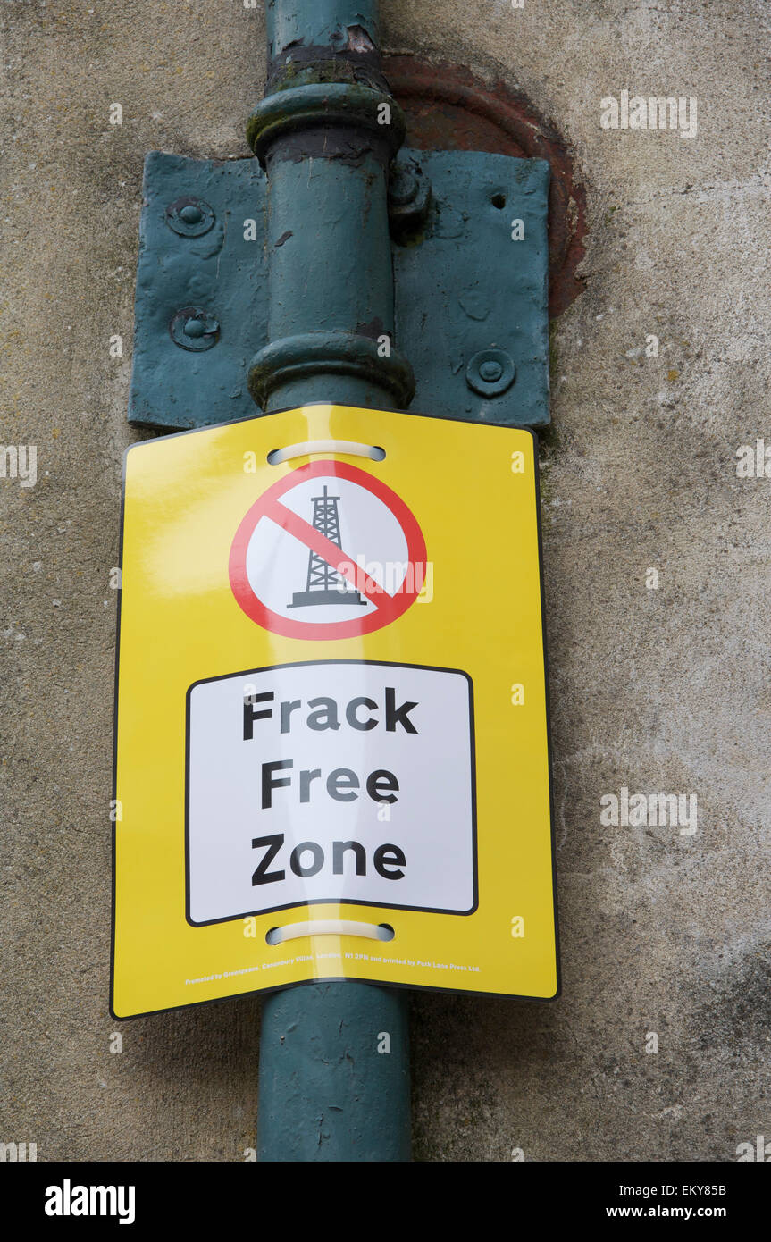 Protesta ambientale slogan. "Frack Free Zone". Un Greenpeace anti-fracking campagna di manifesti attaccati ad un tubo di drenaggio. Dorchester Dorset, Inghilterra, Regno Unito. Foto Stock