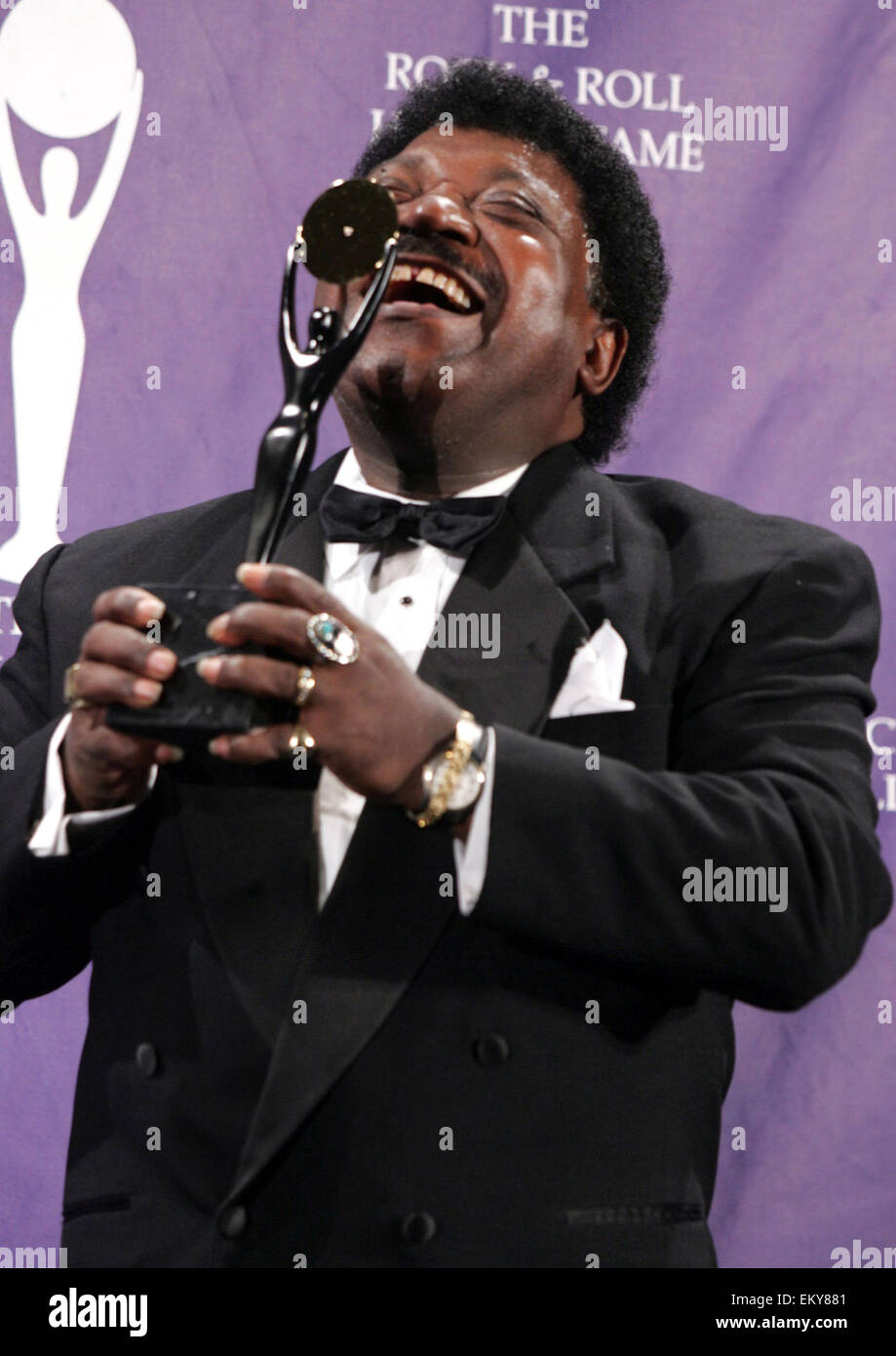 PERCY SLEDGE (novembre 25, 1940 - 14 Aprile 2015) era un americano di R&B e soul cantante più noto per i suoi 1966 hit internazionale " Quando un uomo ama una donna". Il 74-enne morì di cancro al fegato di Baton Rouge, Louisiana. Nella foto: Mar 14, 2005 - New York New York, Stati Uniti - Inductee PERCY SLEDGE pone per le foto in sala stampa al 2005 Rock and Roll Hall of Fame tenutasi presso il Waldorf Astoria Hotel. © Nancy Kaszerman/ZUMA filo/ZUMAPRESS.com/Alamy Live News Foto Stock