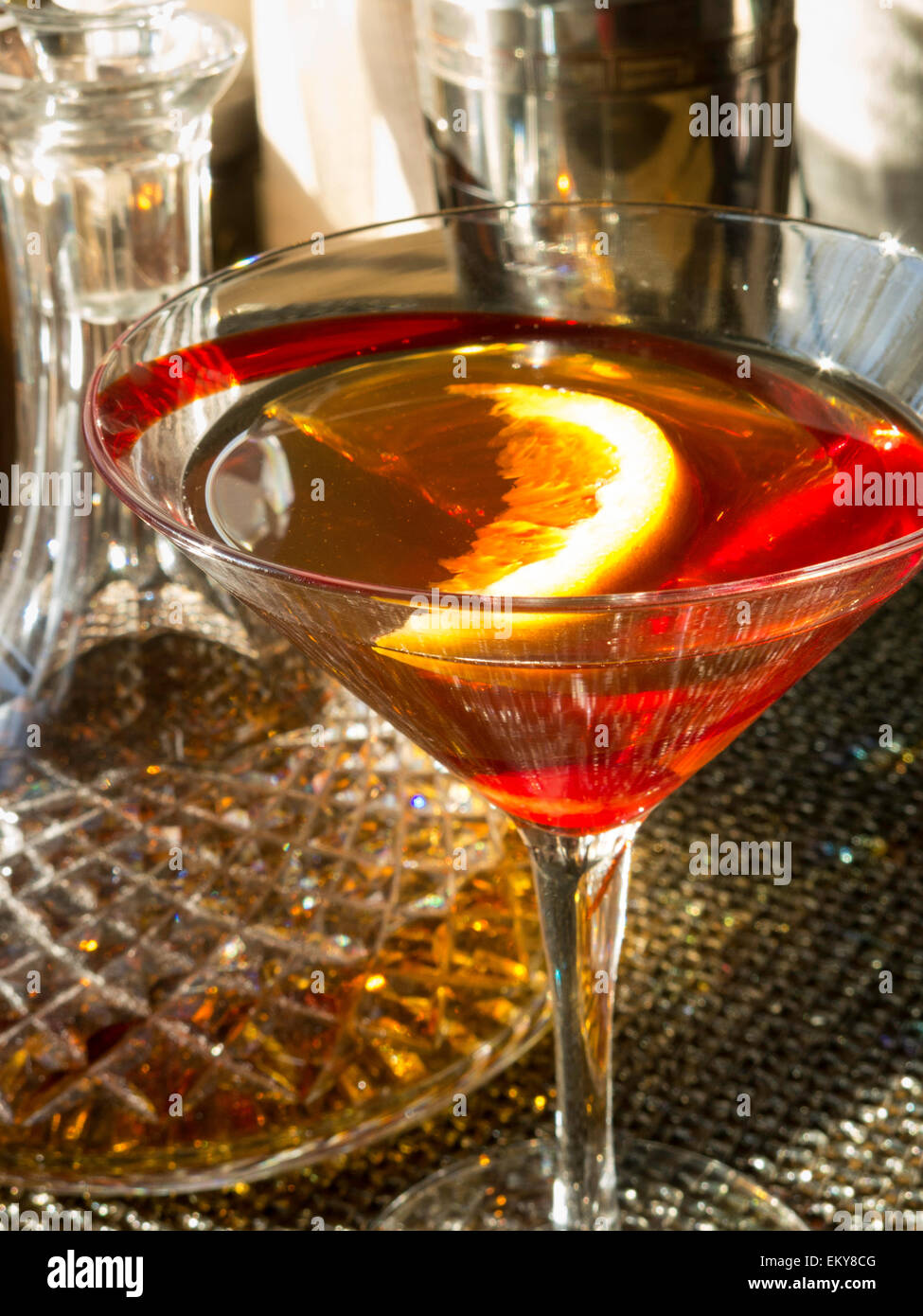 Classic Manhattan dritto in alto con Crystal Decanter Foto Stock