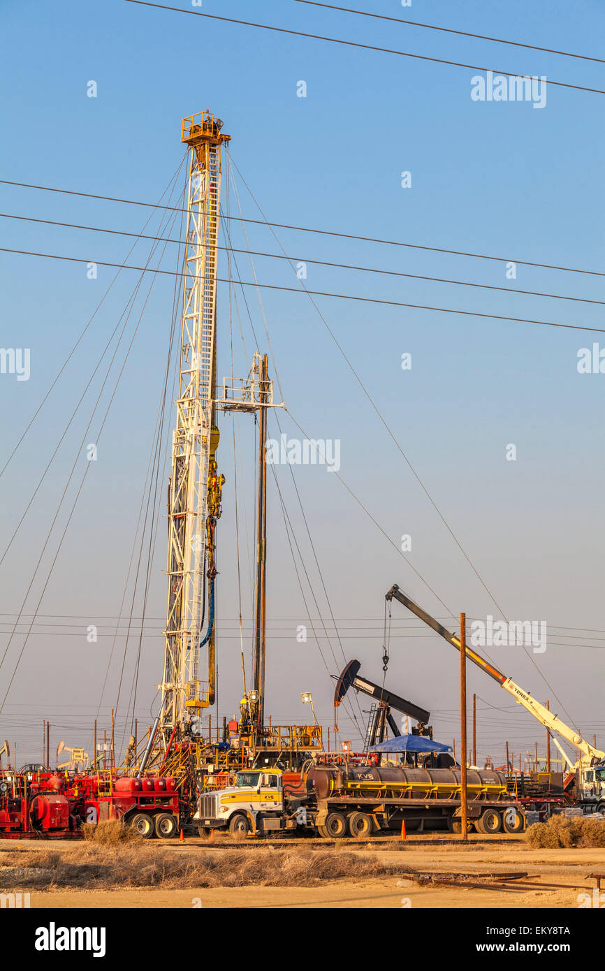 Anche l'attività di stimolazione sul pozzetto dell'olio. Lost Hills Campo dell'olio del sistema idraulico e sito fracking, Monterey scisto. Kern County, California Foto Stock