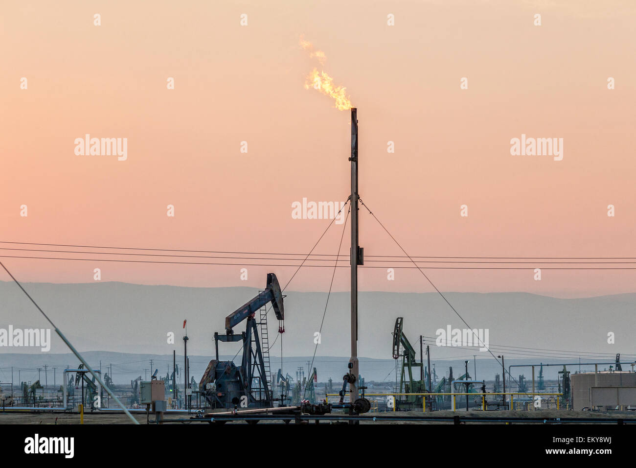 Razzi di combustione a fiamma libera dei gas non utilizzabili a Belridge Campo di olio idraulico e fracking sito che è la quarta più grande giacimento di petrolio in California. Kern County Foto Stock
