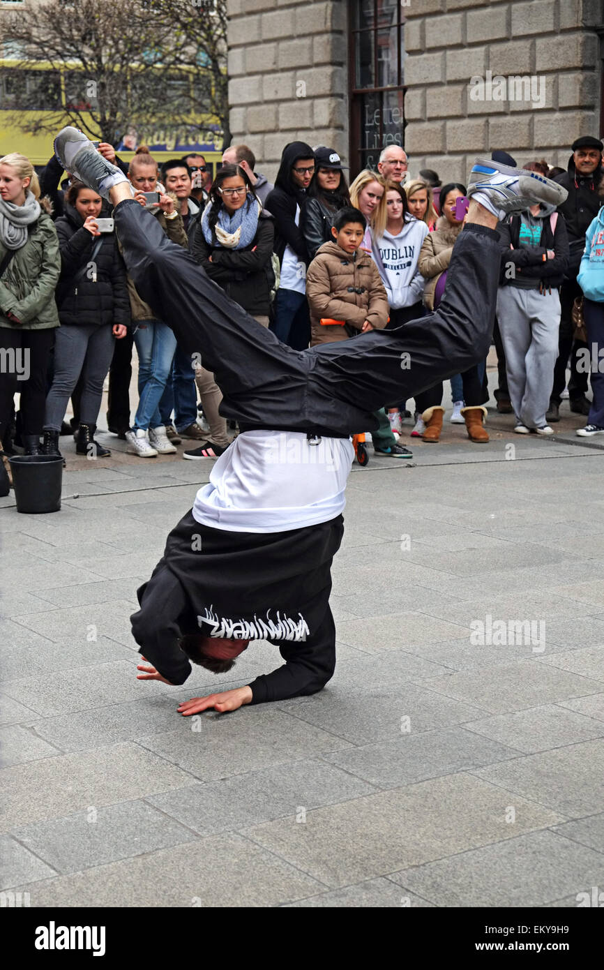 Un giovane maschio ballerino Break di eseguire nella parte anteriore del grande folla in Henry Street Dublino Irlanda Foto Stock