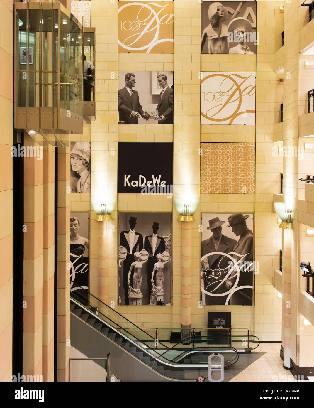 Ascensori, scale mobili e visualizza al KaDeWe, una storica e sistemazione di department store, con splendide viste su Berlino. Foto Stock