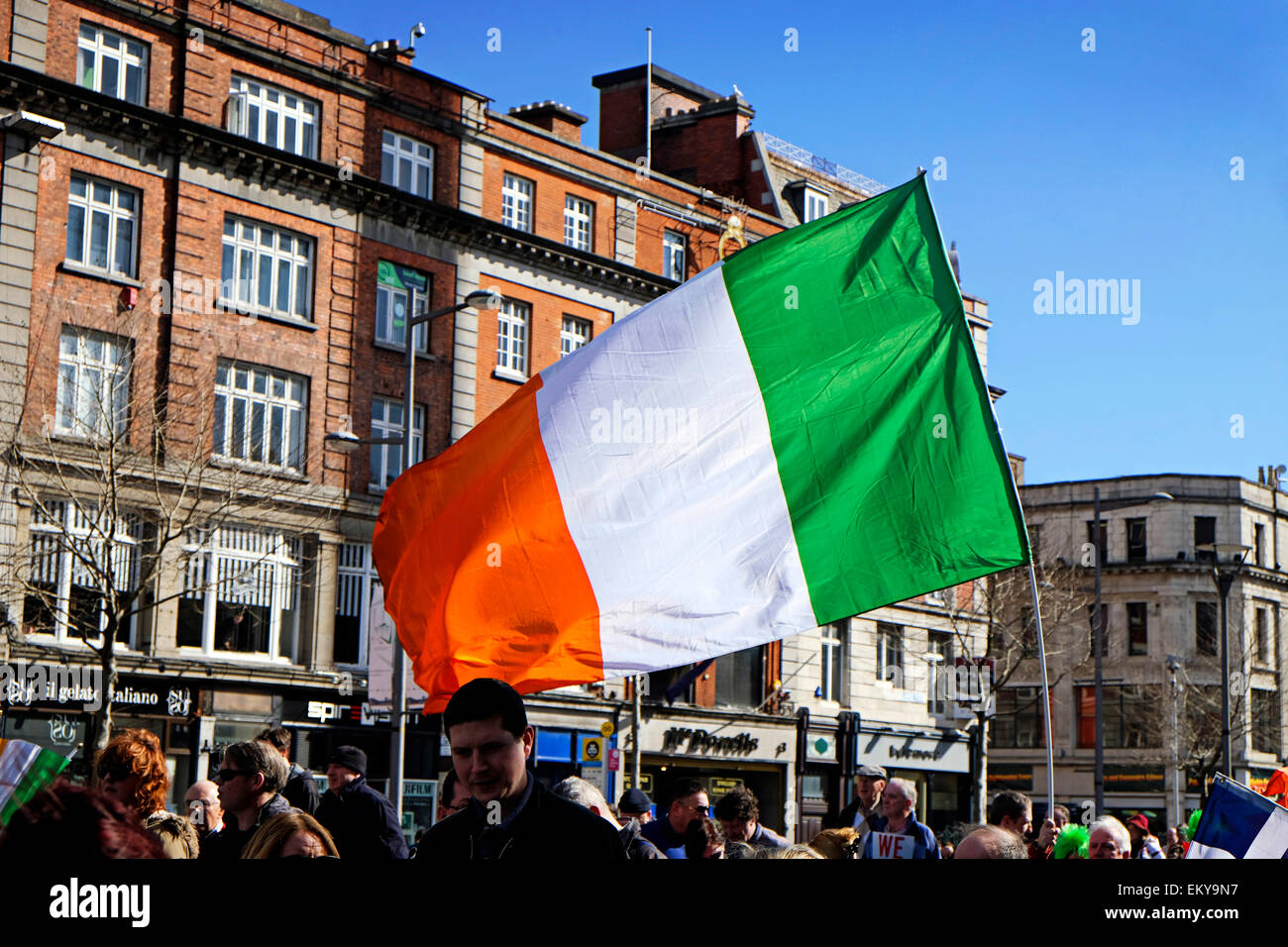 Il repubblicano bandiera irlandese onde di oltre l'O'Connell Street durante un anti-acqua tasse dimostrazione nella città di Dublino Irlanda.nel 2014 Foto Stock