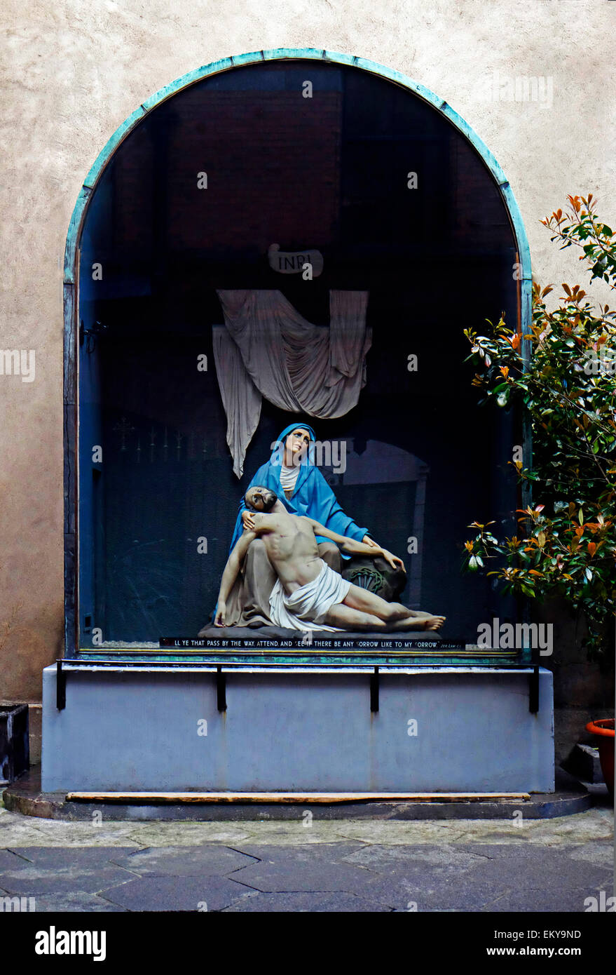 Maria e Gesù, pietà statua in Santa Teresa la chiesa carmelitana di Clarendon Street Dublino Irlanda Foto Stock