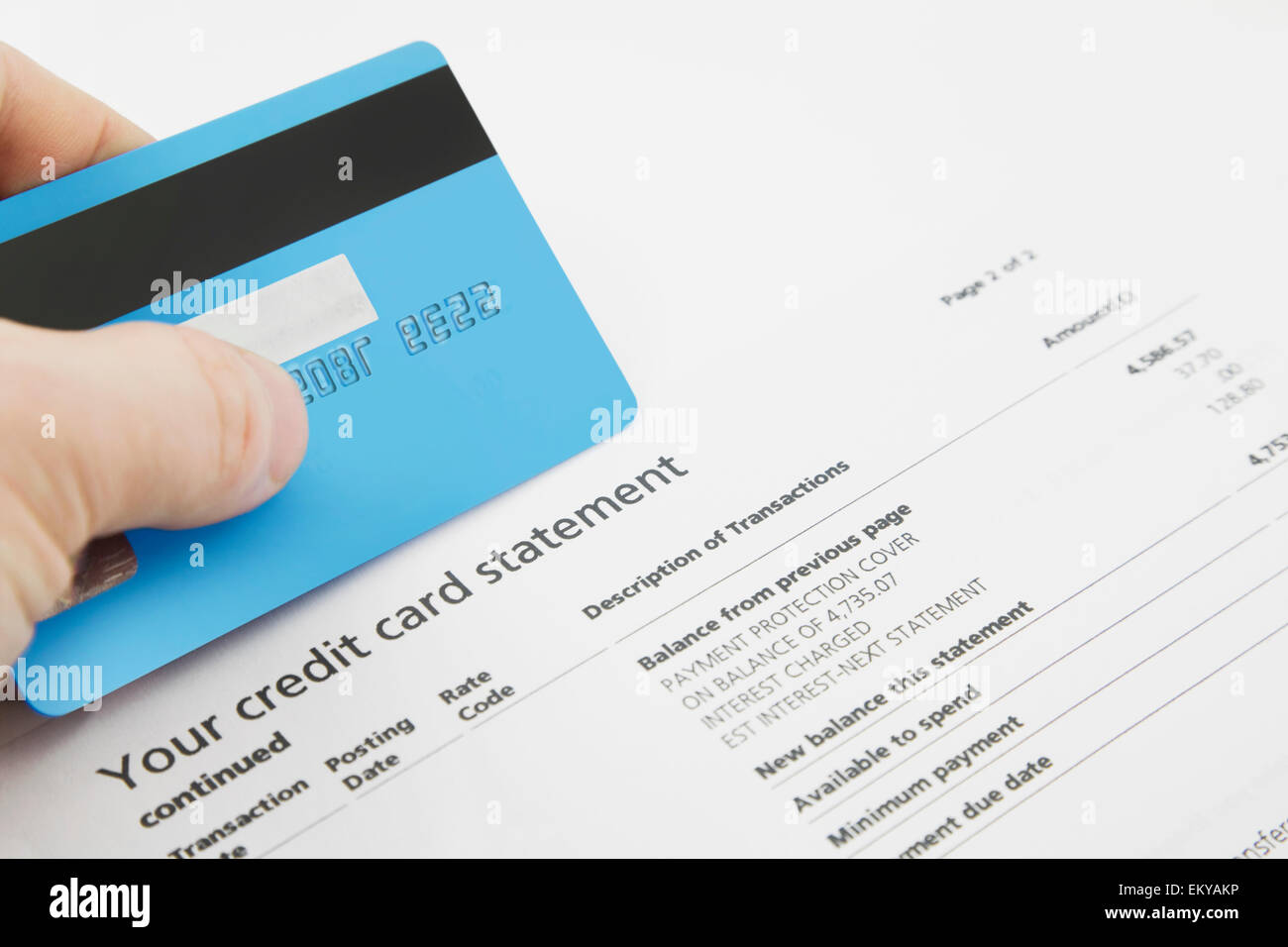 Una carta di credito sulla parte superiore di un fake estratti conto bancari Foto Stock