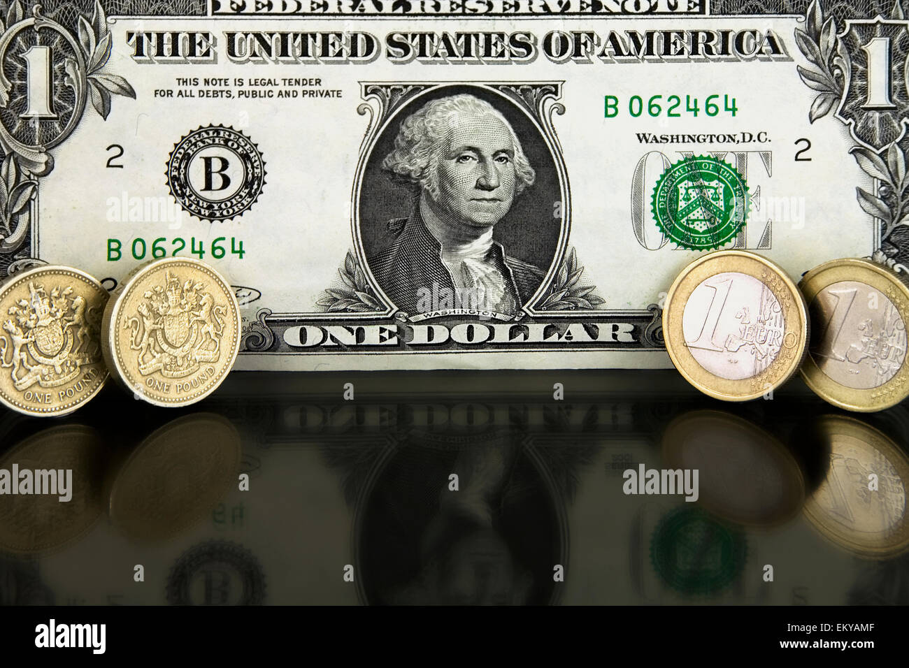 American un dollaro Banca nota con una sterlina e uno delle monete in euro Foto Stock