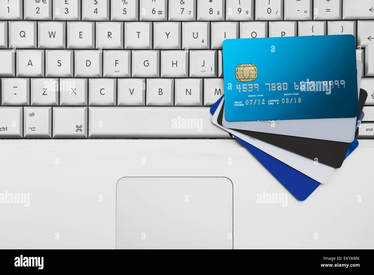 Un gruppo off le carte di credito e carte bancarie su un computer portatile tastiera Foto Stock