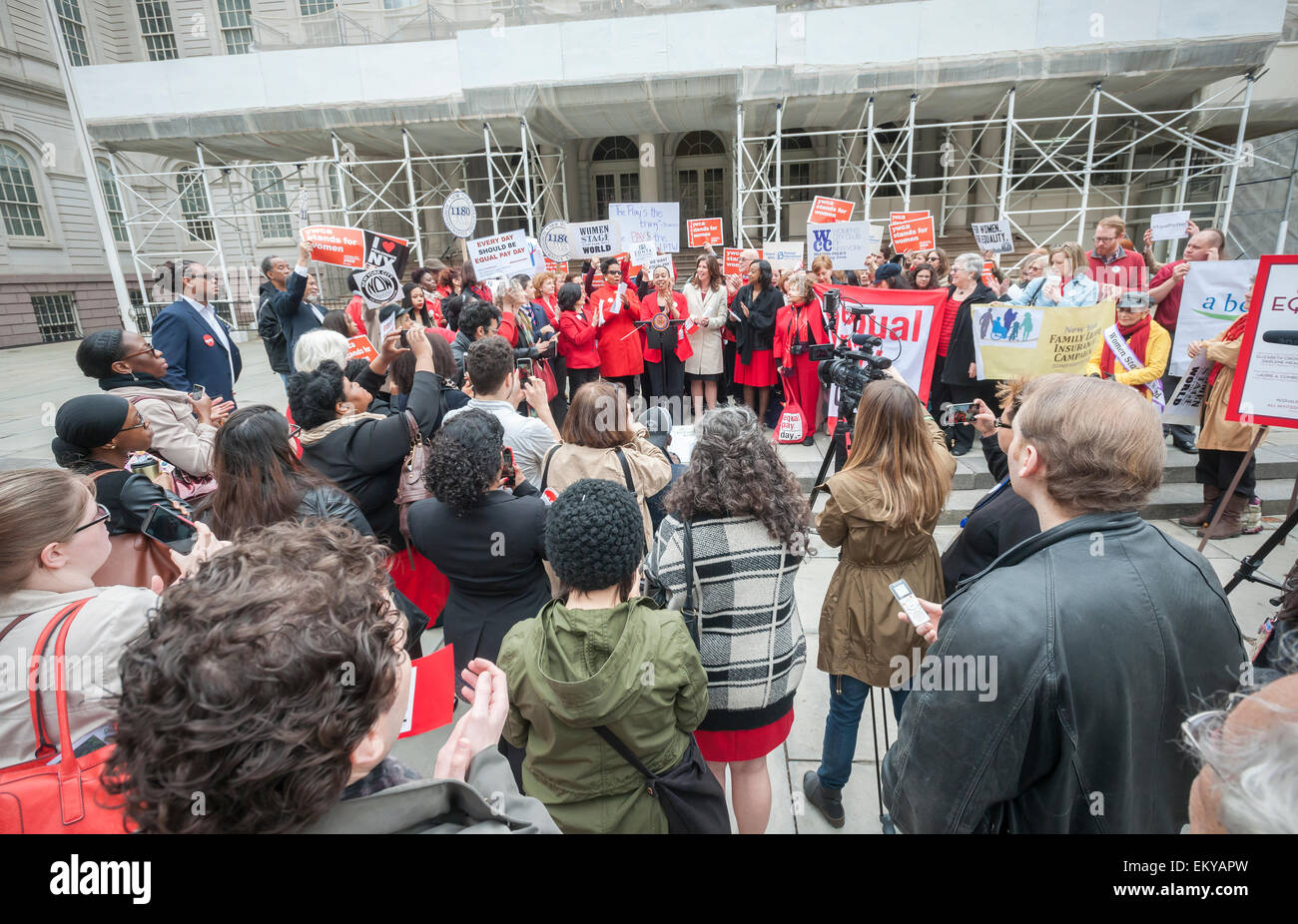 New York, NY, STATI UNITI D'AMERICA. Xiv Apr, 2015. Gli attivisti, i leader della comunità e i politici si riuniscono sulle fasi di City Hall di New York Martedì, Aprile 14, 2015 a rally contro disparità di retribuzione a parità di giorno di paga. I manifestanti vogliono NY State per passare il NY Parità di retribuzione Bill e NYC Consiglio bill 704/705. Lo stato bill consentirà ai dipendenti di discutere degli stipendi e il Consiglio bill richiederebbe ai contraenti di relazione sulla diversità della loro forza lavoro e leadership. Il differenziale retributivo di genere è in media a 23 percento. Credito: Richard Levine/Alamy Live News Foto Stock