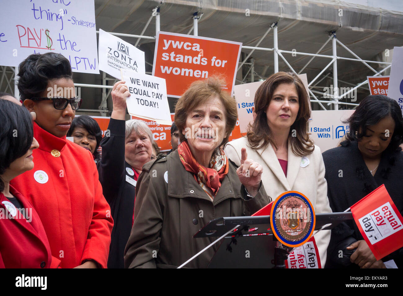 New York, NY, STATI UNITI D'AMERICA. Xiv Apr, 2015. Ex Cong. Elizabeth Holtzman parla sui gradini della City Hall di New York Martedì, Aprile 14, 2015 in un rally contro disparità di retribuzione a parità di giorno di paga. I manifestanti vogliono NY State per passare il NY Parità di retribuzione Bill e NYC Consiglio bill 704/705. Lo stato bill consentirà ai dipendenti di discutere degli stipendi e il Consiglio bill richiederebbe ai contraenti di relazione sulla diversità della loro forza lavoro e leadership. Il differenziale retributivo di genere è in media a 23 percento. Credito: Richard Levine/Alamy Live News Foto Stock