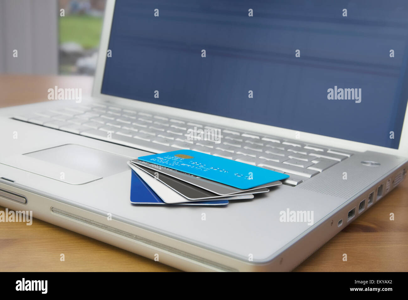 Un gruppo off le carte di credito e carte bancarie su un computer mobile tastiera portatile Foto Stock