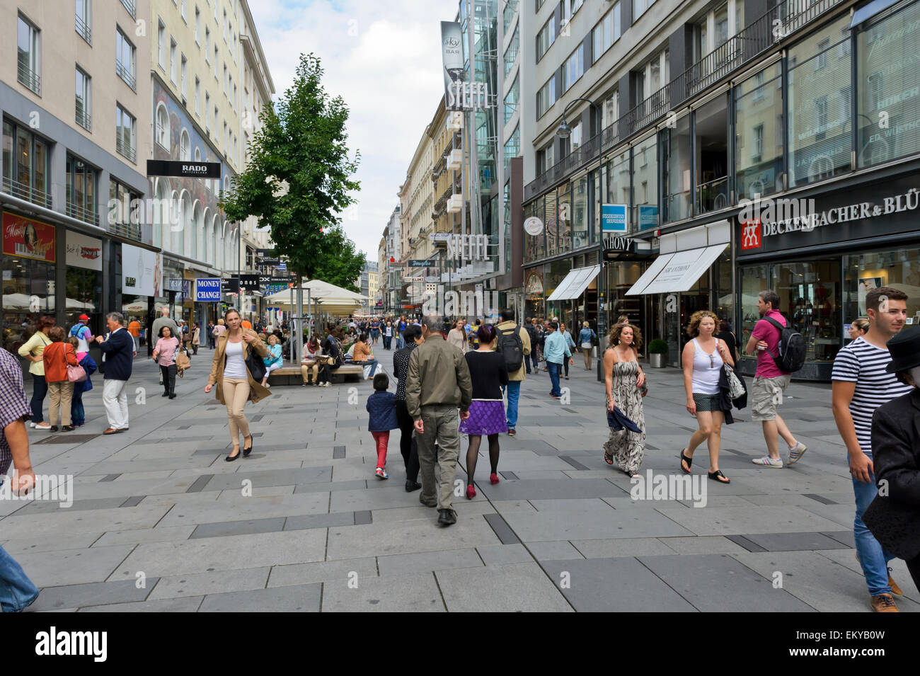 La principale strada dello shopping con gli acquirenti e i visitatori di Vienna in Austria. Foto Stock