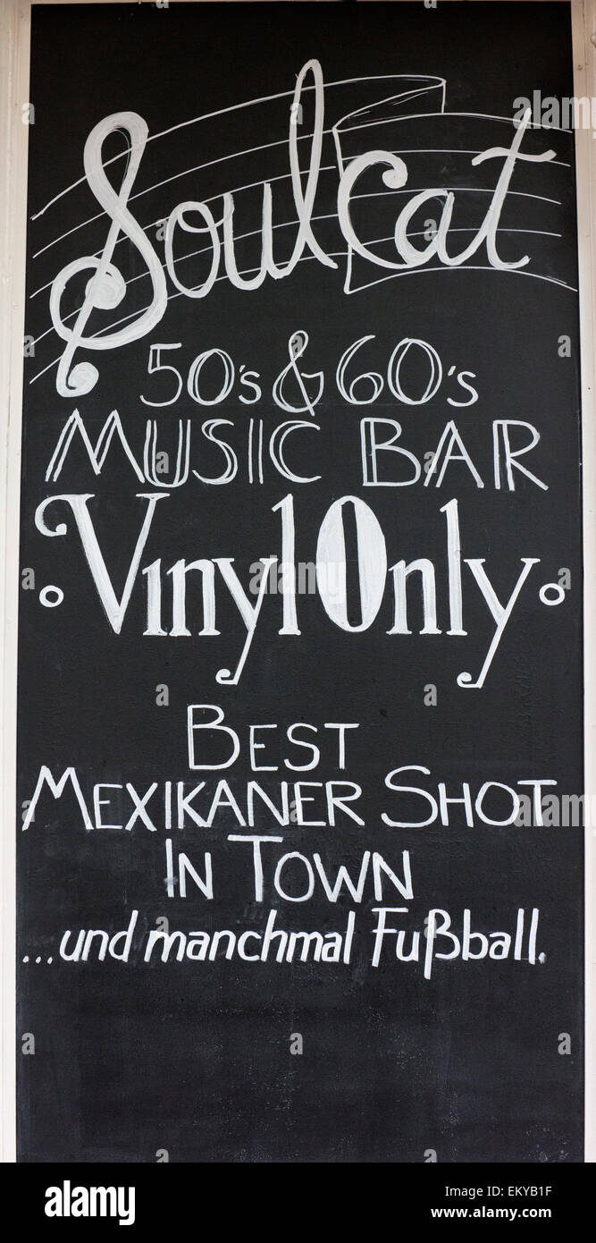 Blackboard sulla strada pubblicità Soulcat, un bar con musica a Kreuzberg. Foto Stock