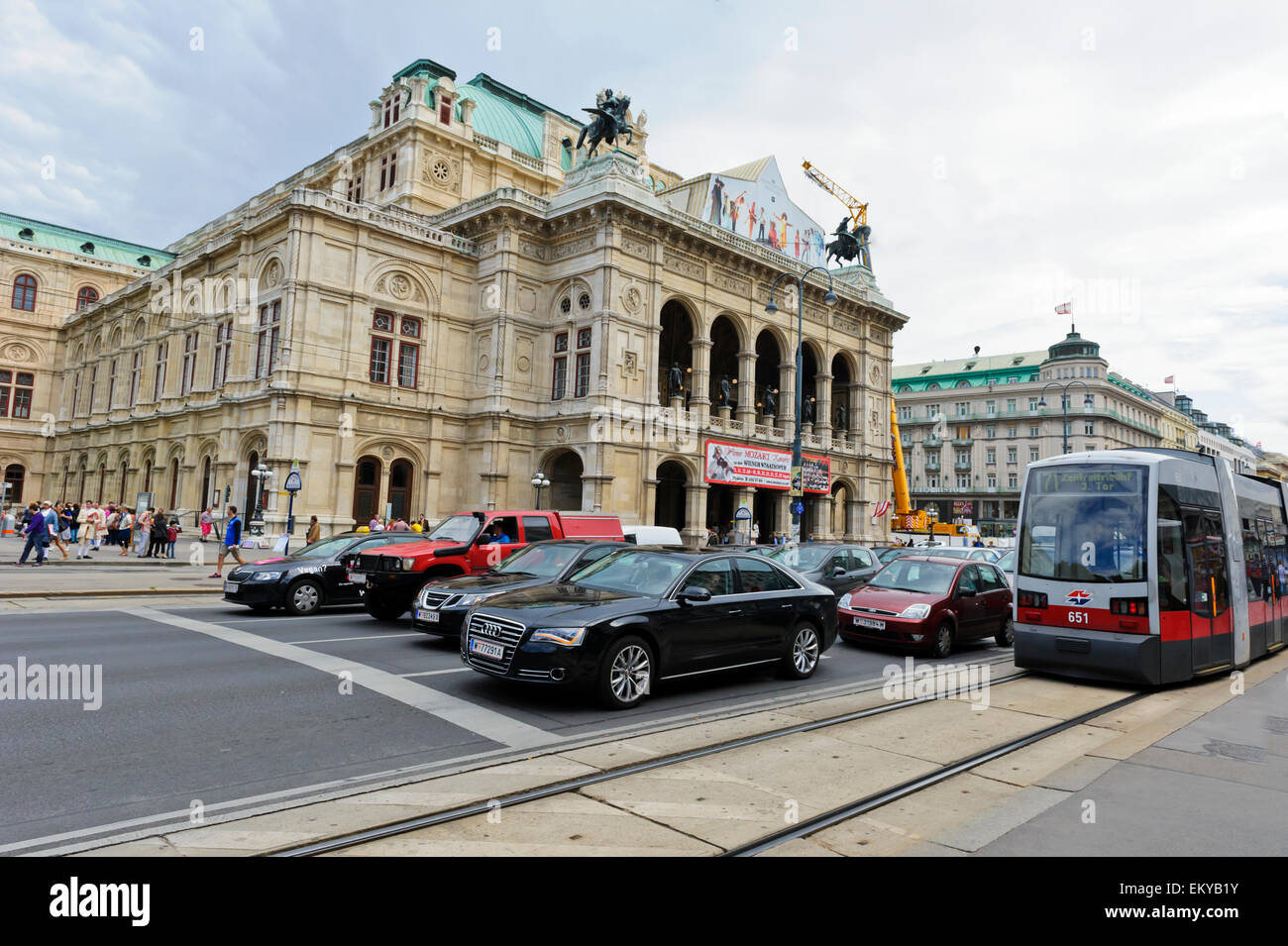 Traffico al di fuori dello Stato Teatro dell'Opera, Vienna, Austria. Foto Stock