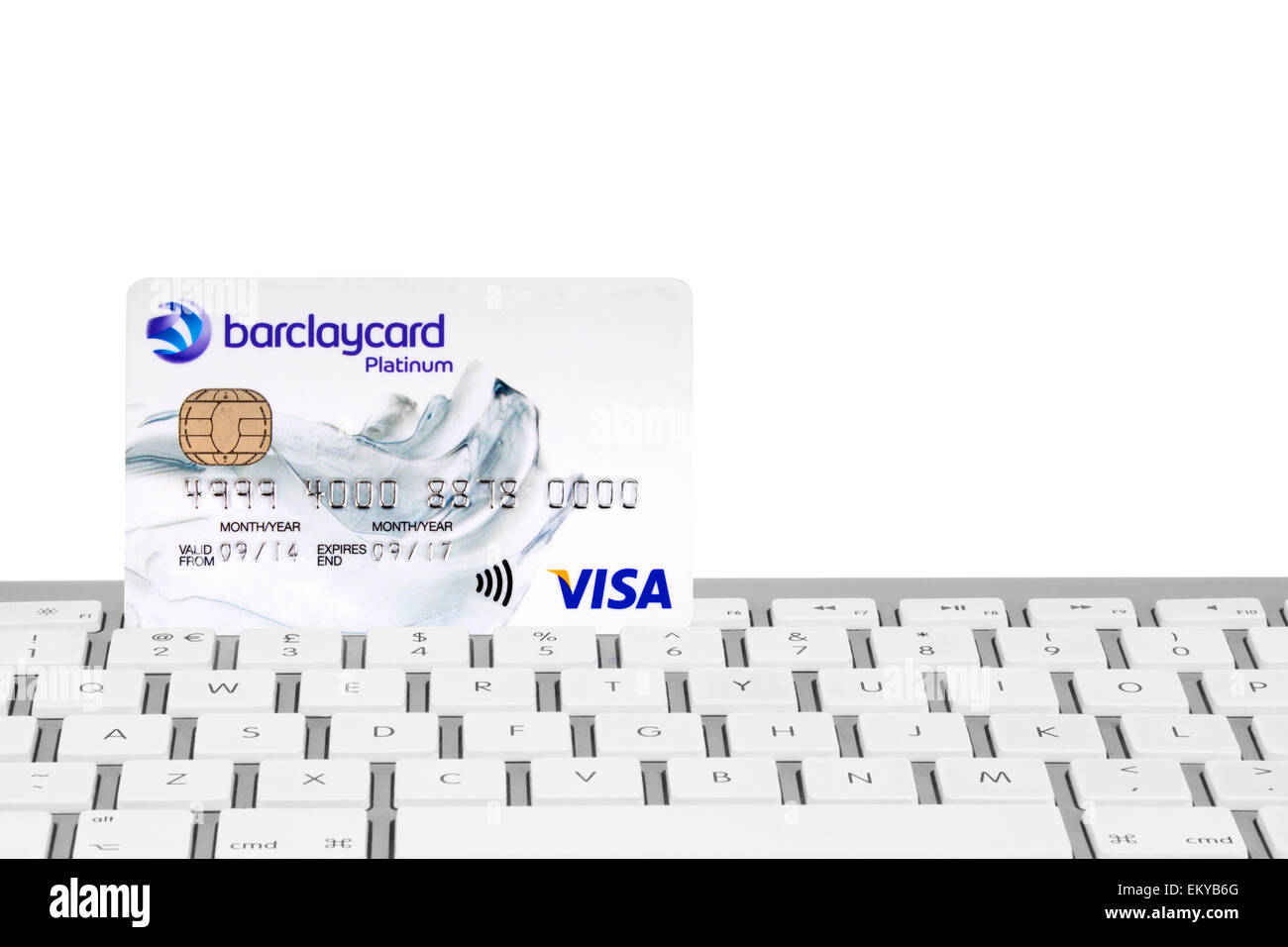 Barclaycard Visa carta bancaria sulla tastiera di un computer con uno sfondo bianco Foto Stock