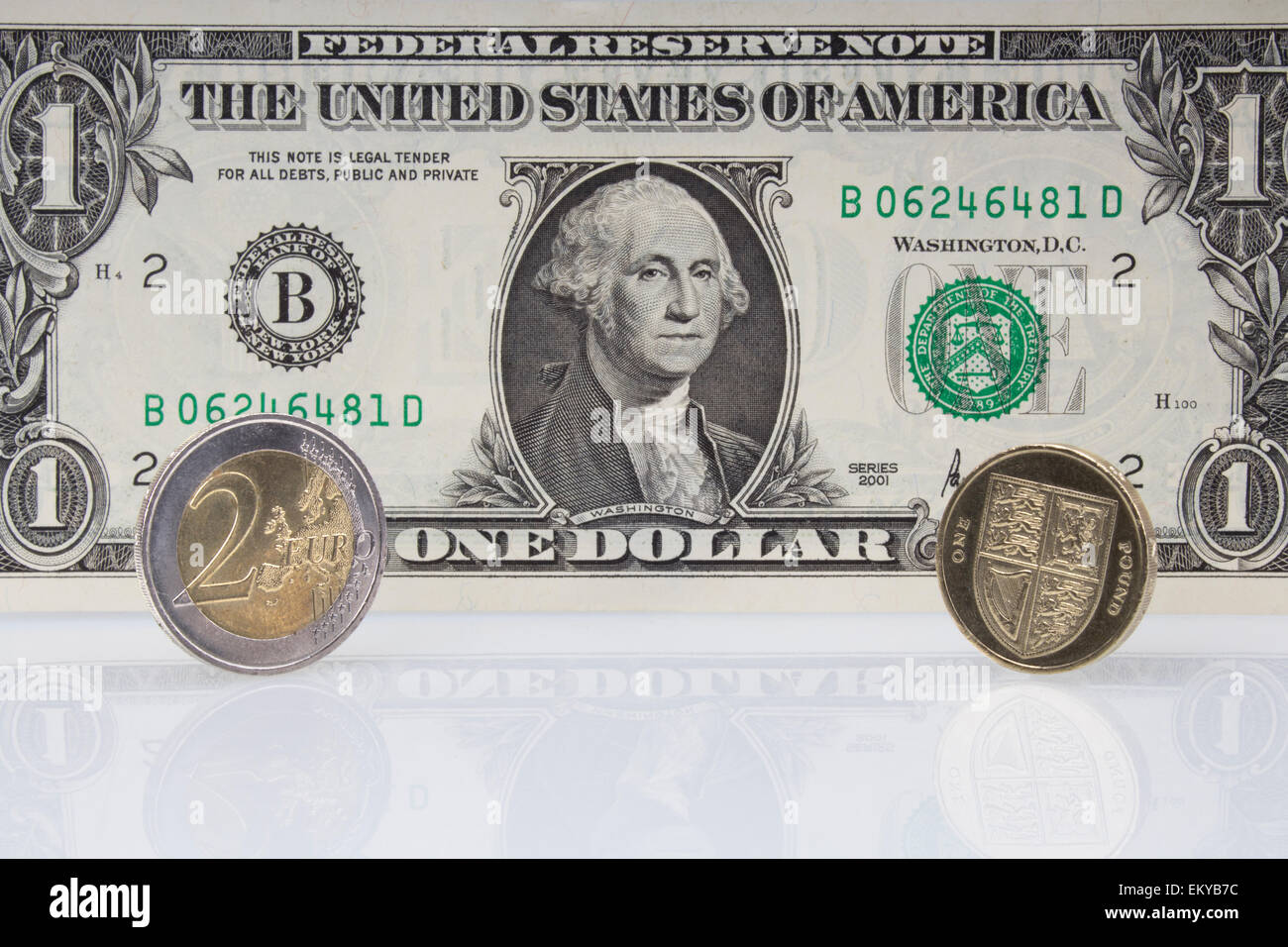American un dollaro Banca nota con una libbra di moneta e due monete in euro Foto Stock