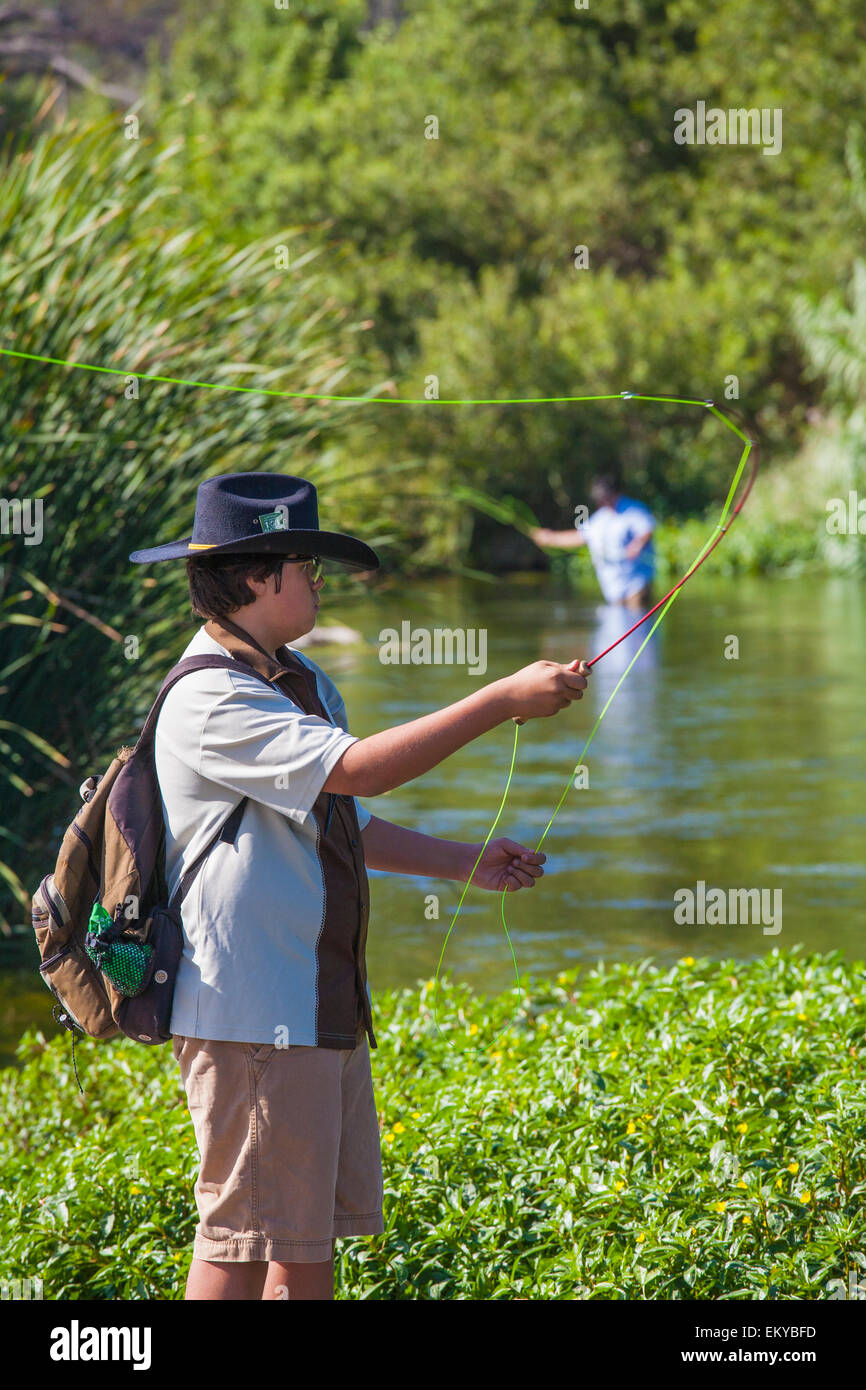 Bambini e coloro che desiderano imparare a pescare frequentare la prima relazione annuale su Off tha" gancio di Pesca a Mosca Report di Pesca evento, fiume di Los Angeles Foto Stock