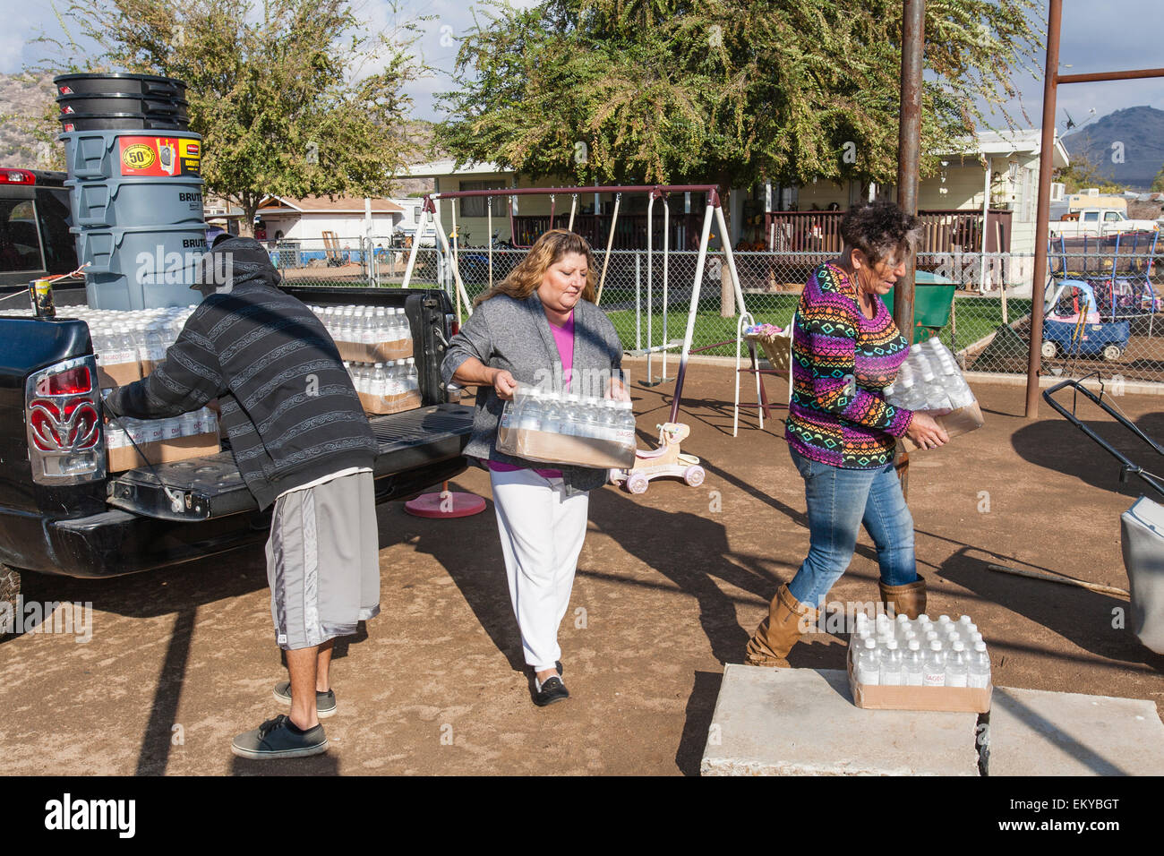 Donna Johnson, 72 anni residente di East Porterville, California, eroga acqua ai residenti che avevano i loro pozzi girare a secco Foto Stock