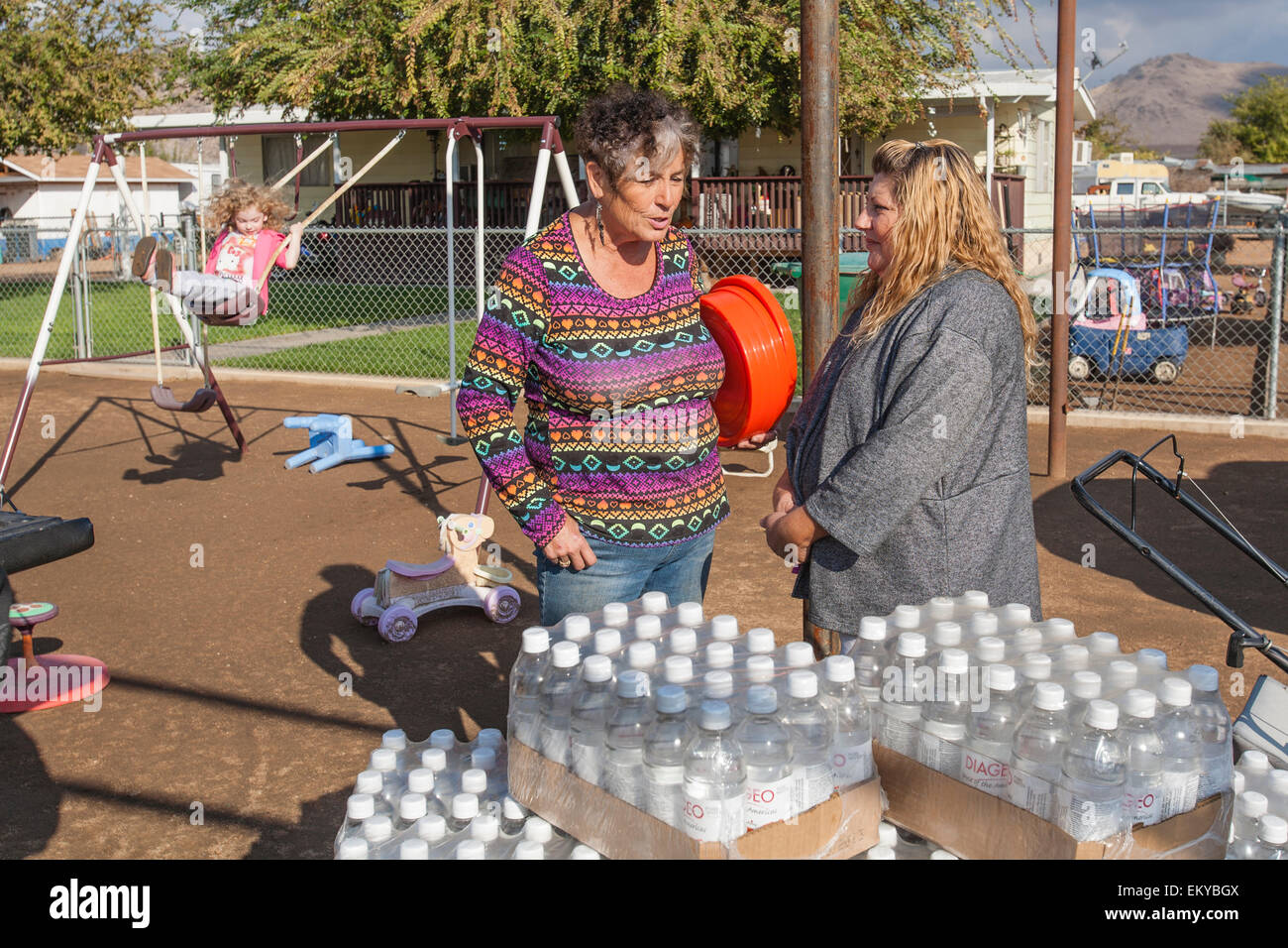 Donna Johnson, 72 anni residente di East Porterville, California, eroga acqua ai residenti che avevano i loro pozzi girare a secco Foto Stock