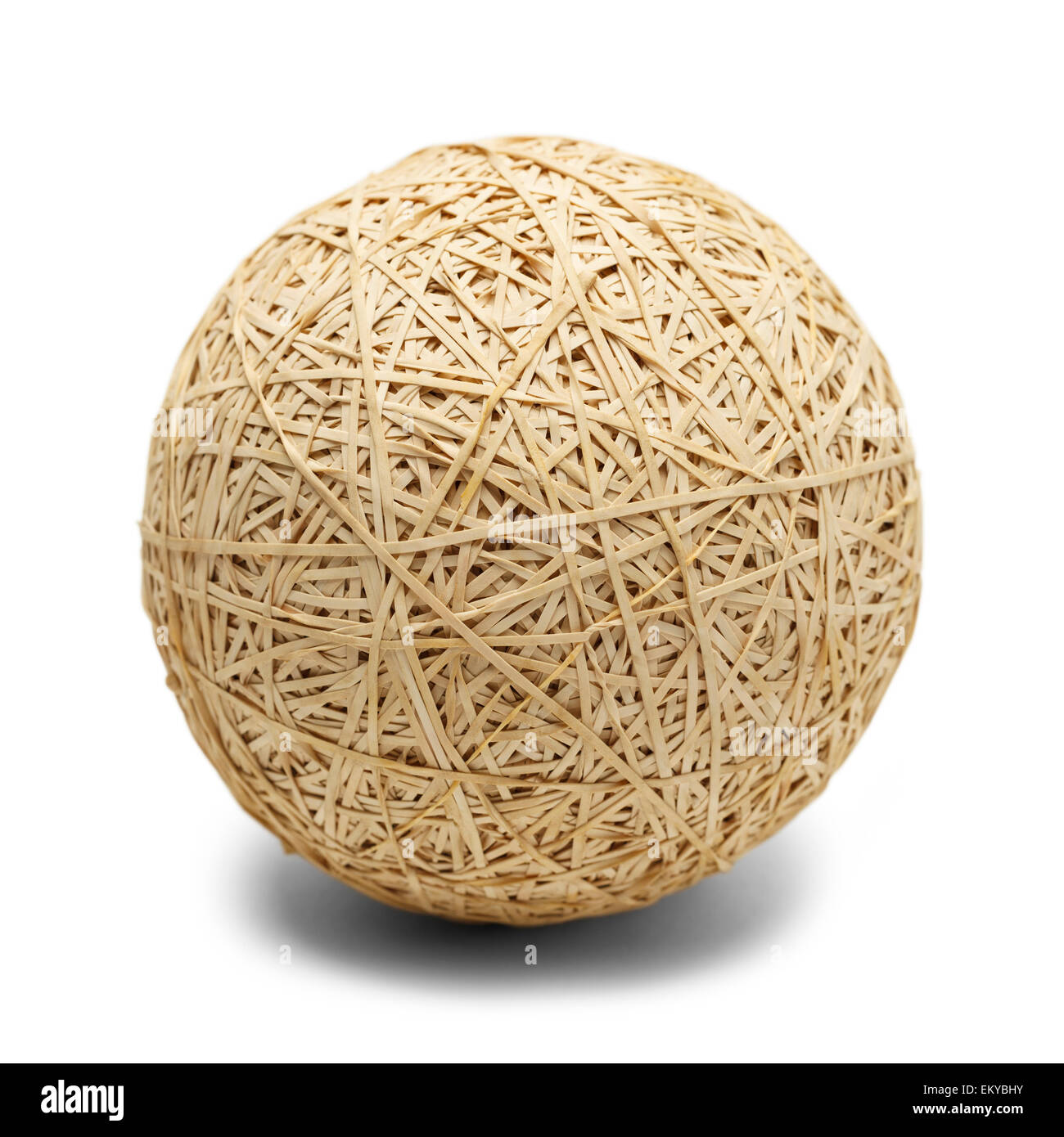 Grande sfera marrone di bande di gomma isolati su sfondo bianco. Foto Stock