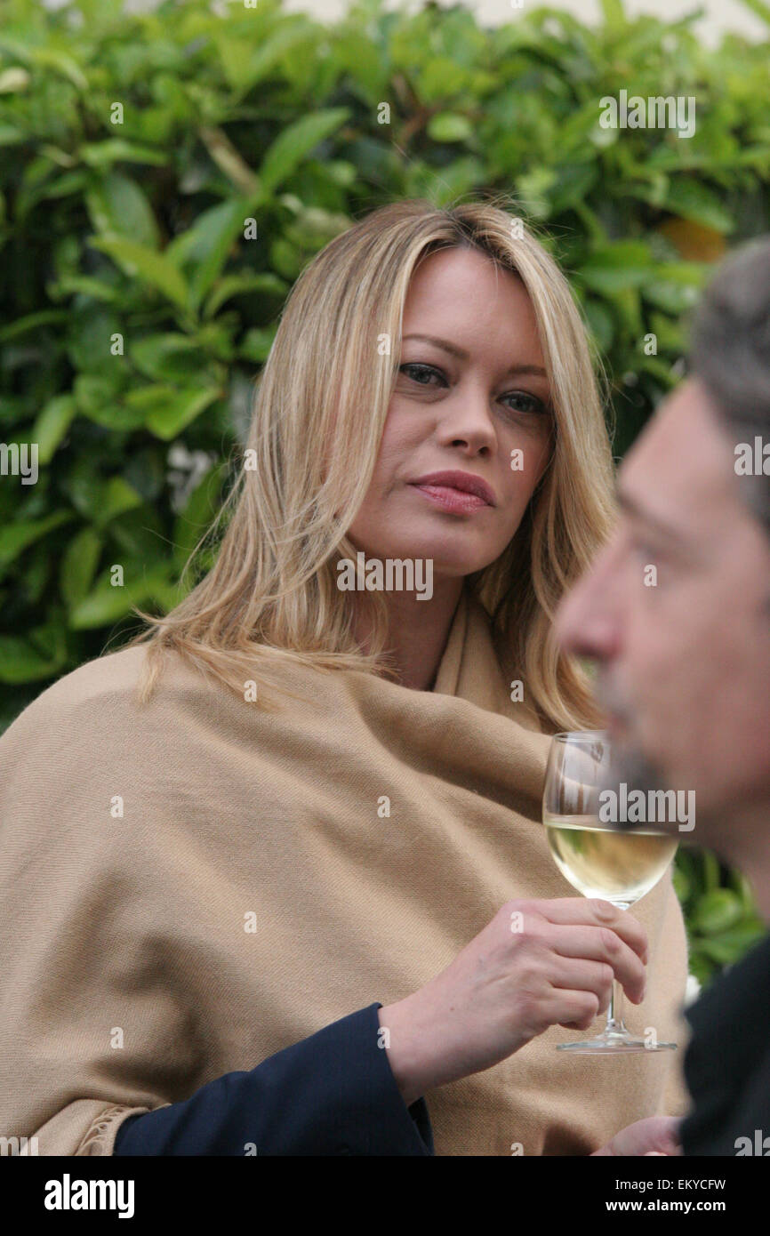 Arzano, Italia. Xiv Apr, 2015. Anna Falchi di Napoli presenta "nozze moda nel mondo", presentato con un cocktail party a Napoli, il nuovo progetto televisivo dell'attrice Anna Falchi, dedicato al mondo della moda e del matrimonio. Credito: Salvatore Esposito/Pacific Press/Alamy Live News Foto Stock