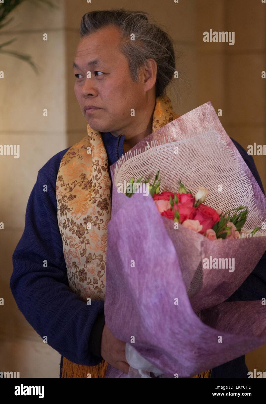 Pechino, Cina. Xiv Apr, 2015. Sud regista coreano Kim Ki-duk, anche la giuria del quinto Beijing International Film Festival, arriva a Pechino Capitale della Cina, 14 aprile 2015. Credito: Chen Junqing/Xinhua/Alamy Live News Foto Stock