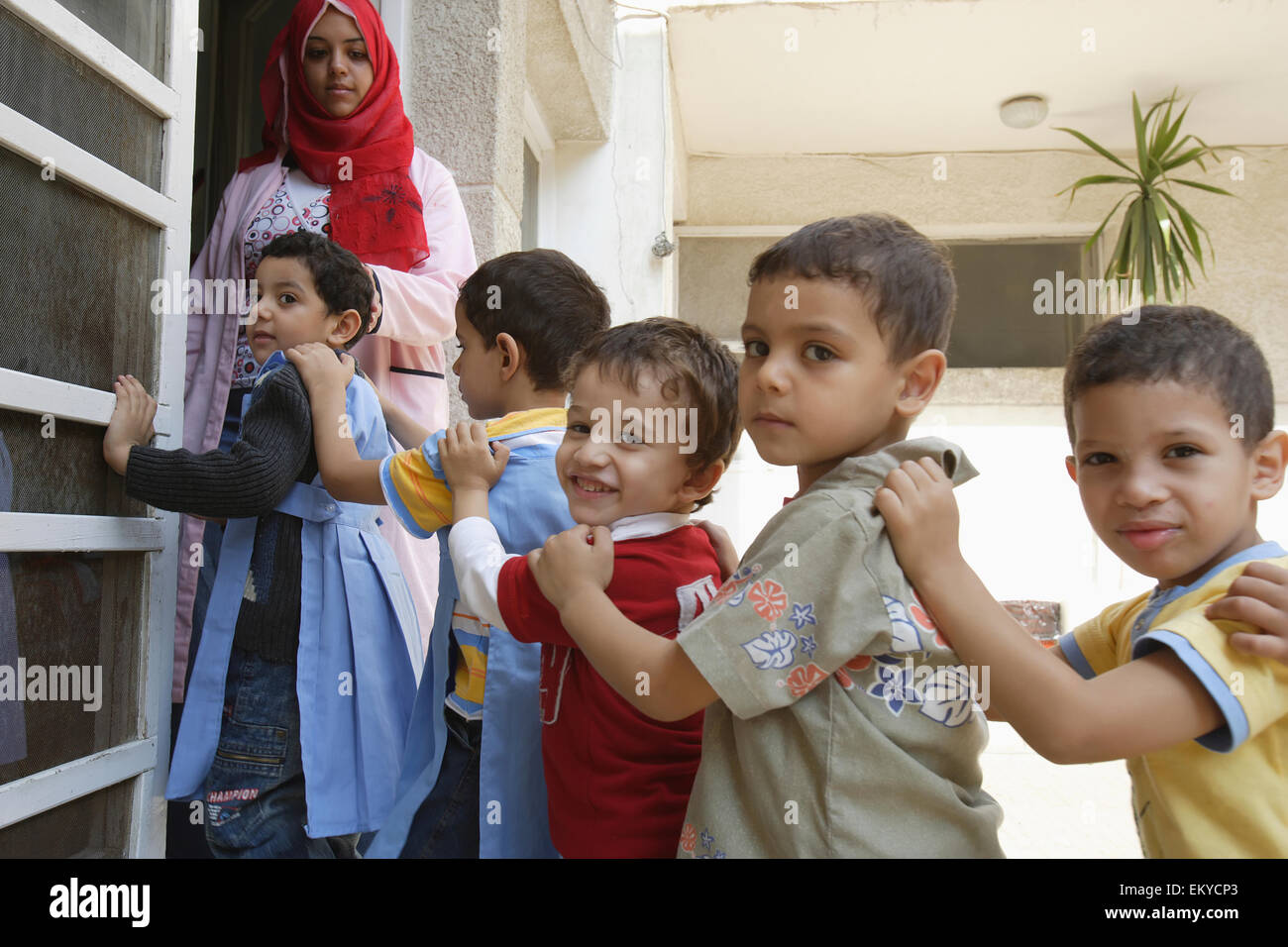 I ragazzi con il loro insegnante presso la sviluppo della prima infanzia europea; Alessandria, Egitto Foto Stock