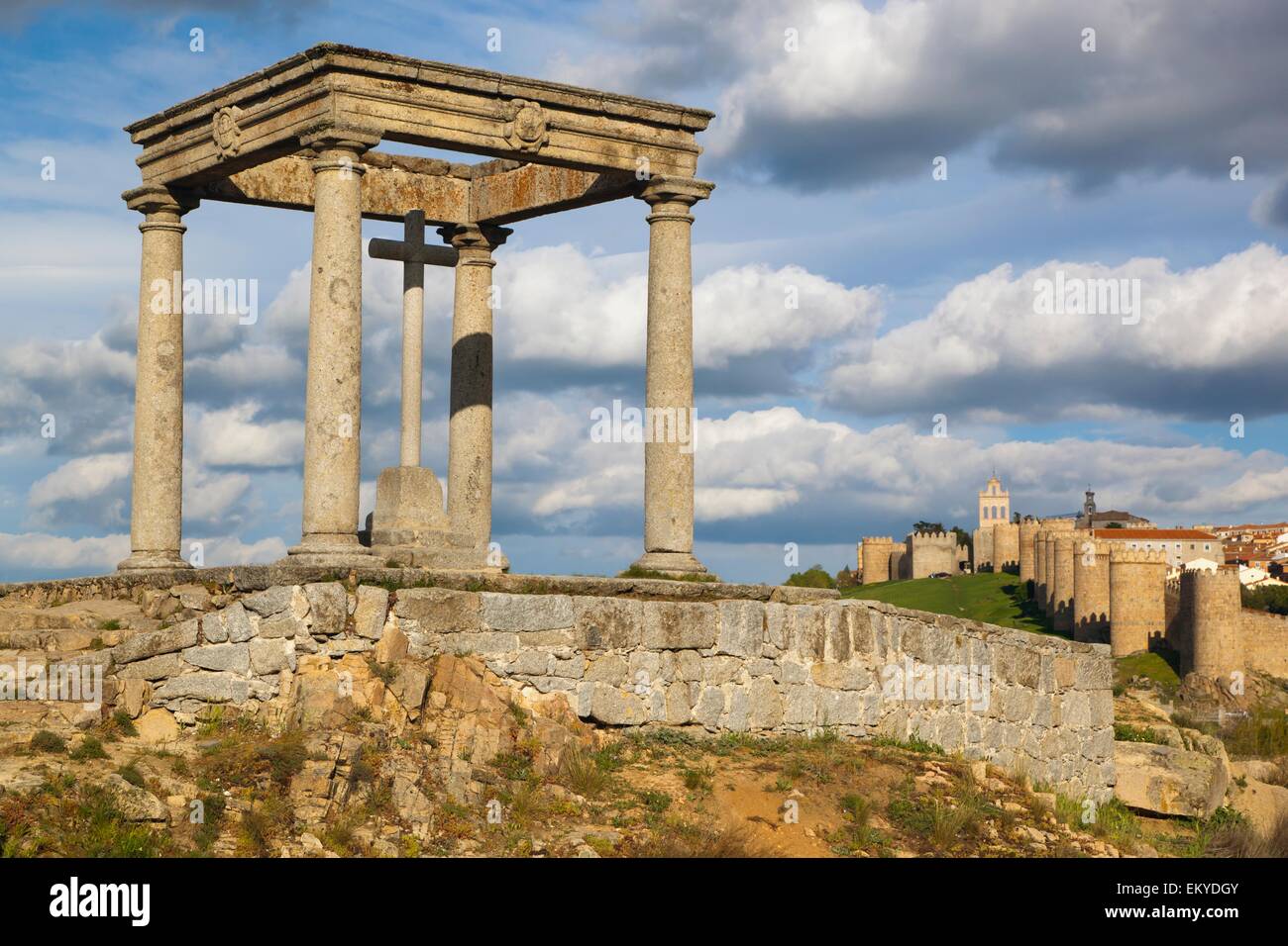 La città si vede da Los Cuatro Postes (i quattro pilastri); Avila, Spagna Foto Stock