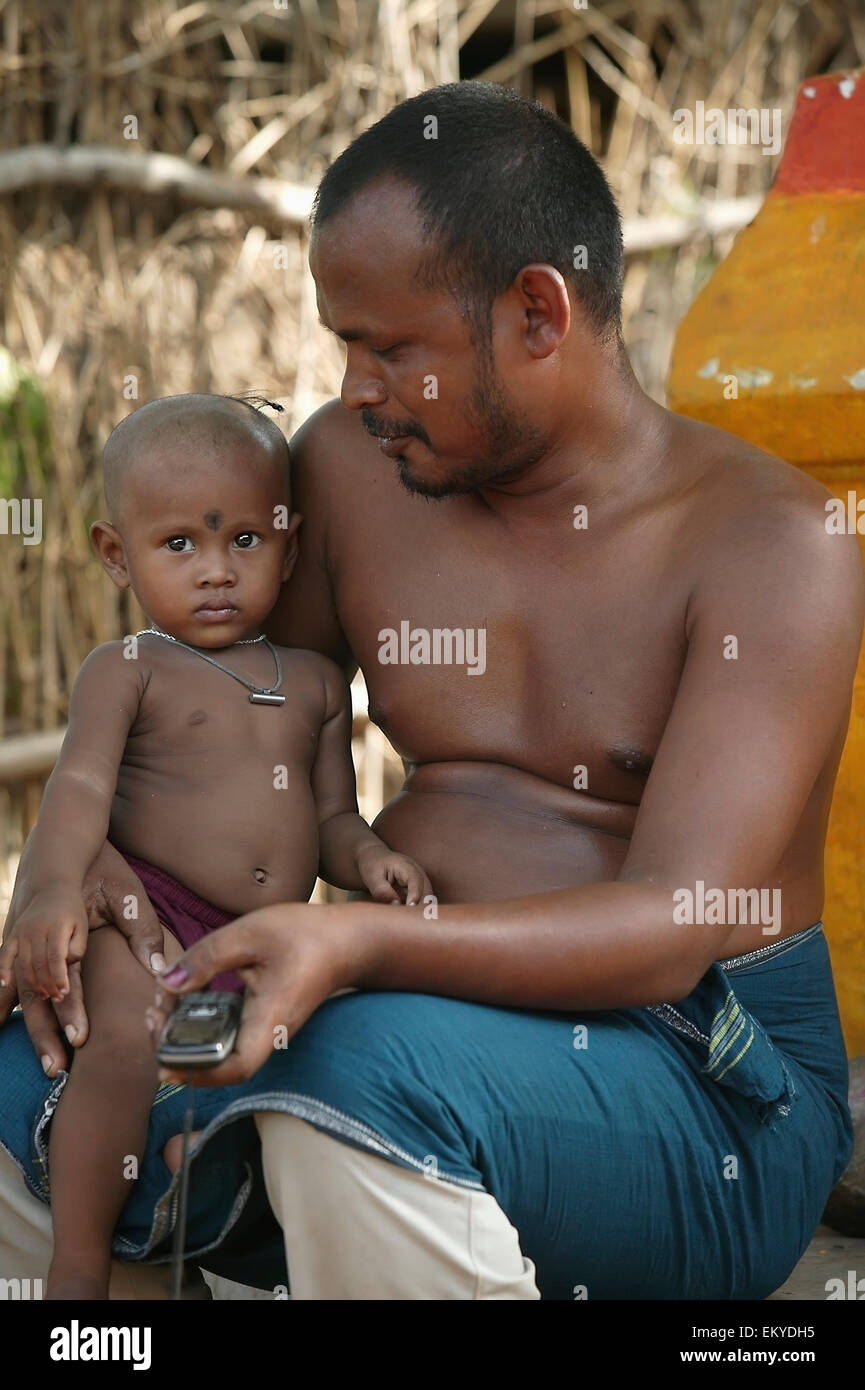 Un padre con il suo giovane figlio e India Foto Stock