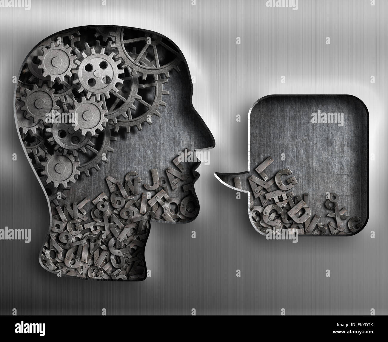 Testa metallica con gli ingranaggi del cervello e discorso bolla Foto Stock