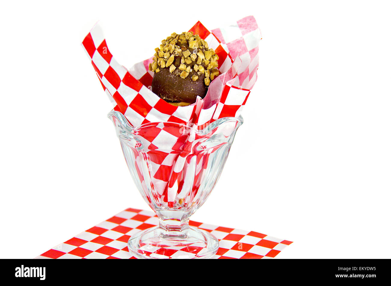 Cono gelato con cioccolato e noci in vetro piatto gelato rivestito di rosso e bianco della carta a scacchi isolato su bianco. Foto Stock