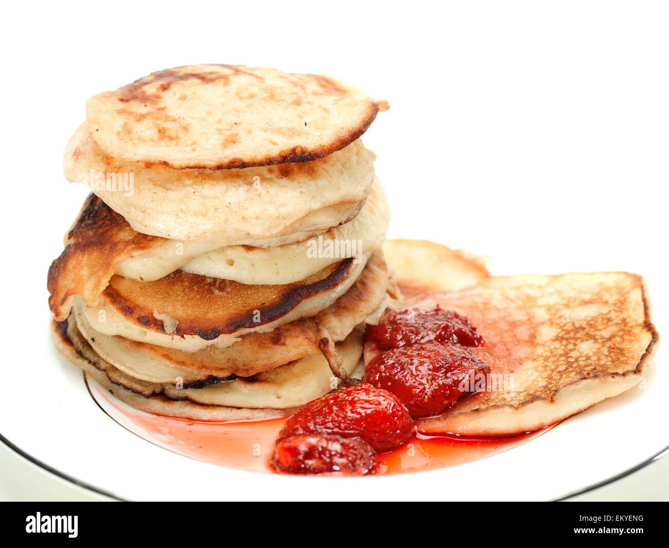 Deliziosi pancake con confettura di fragole sulla piastra bianca Foto Stock