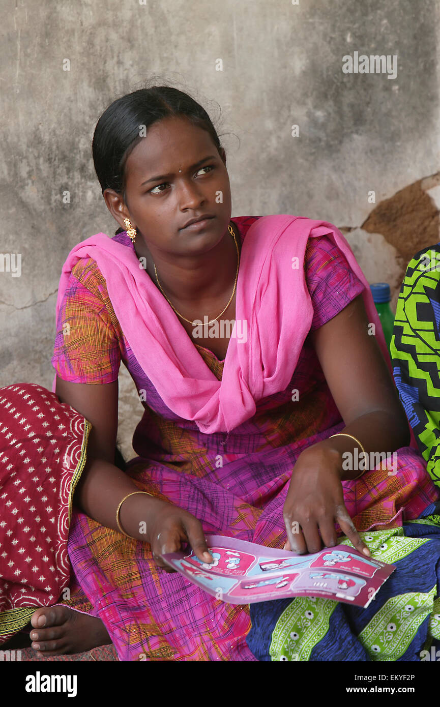 Un insegnante del assistant dall'età prescolare; Ichhapur Village, India Foto Stock