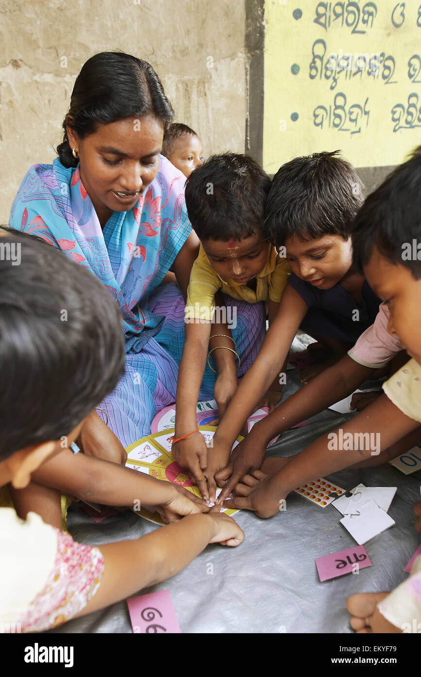 Insegnante con studenti in età prescolare; Gopinathpur Village, India Foto Stock