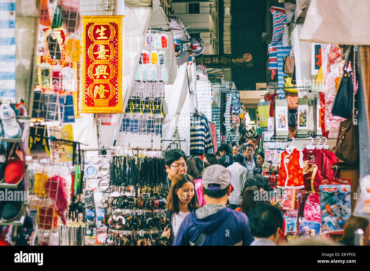 Ladies Market in Mongkok Tung Choi Street di Hong Kong. Foto Stock