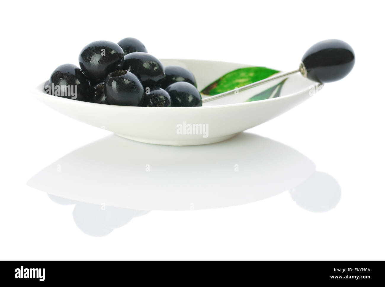 Olive su una piastra con spiedino Foto Stock