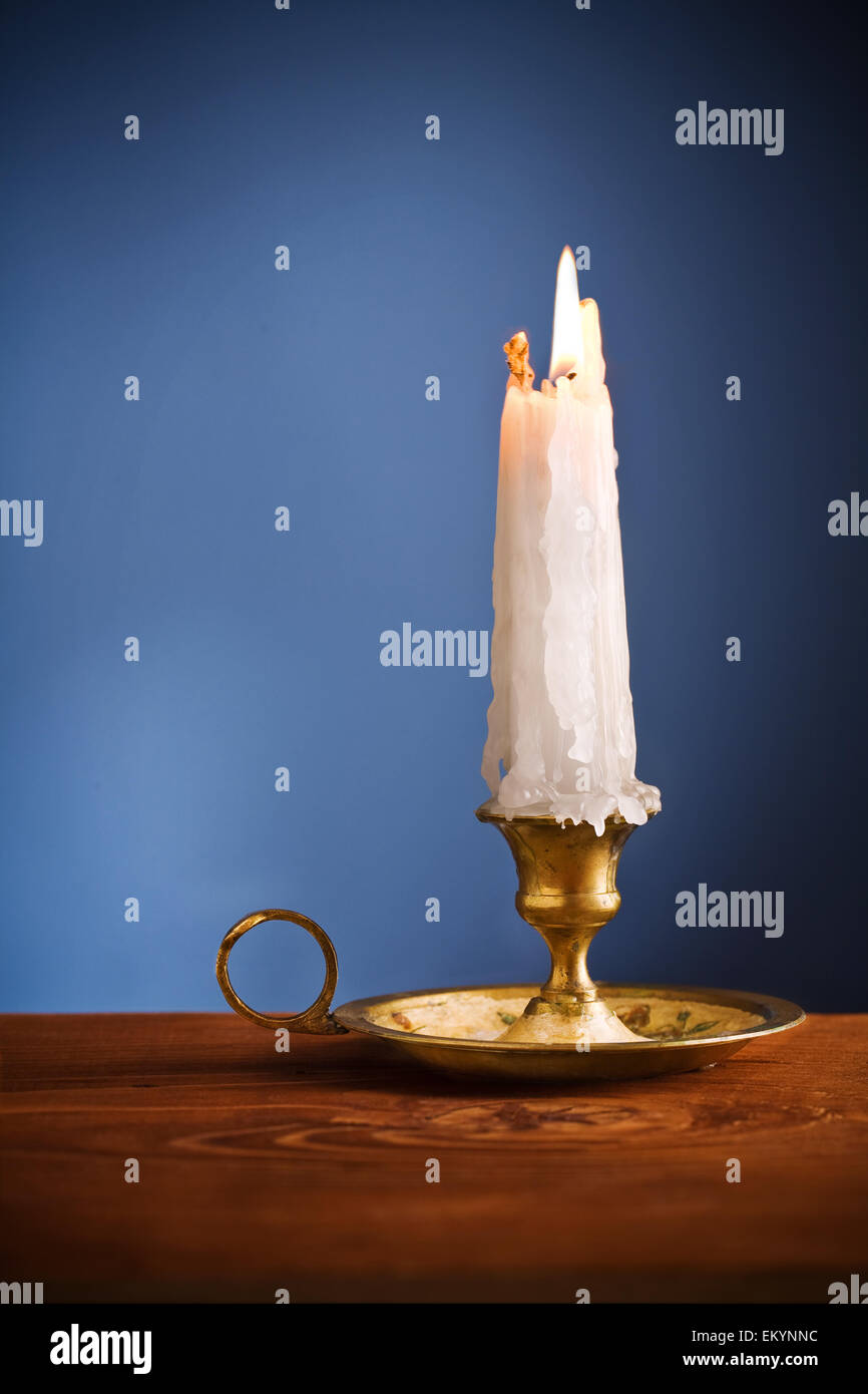 Spazio copia candela su sfondo blu Foto Stock