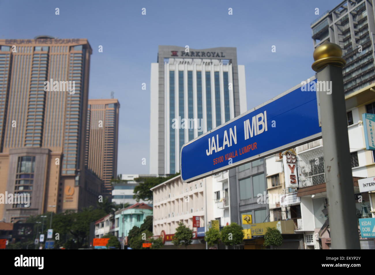Cartello stradale per Imbi Road con edifici monumentali in background in Bukit Bintang, Kuala Lumpur, Malesia Foto Stock