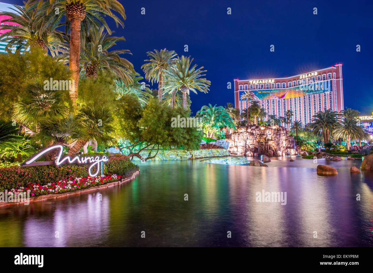 L'Hotel Mirage e il vulcano artificiale a Las Vegas. Foto Stock