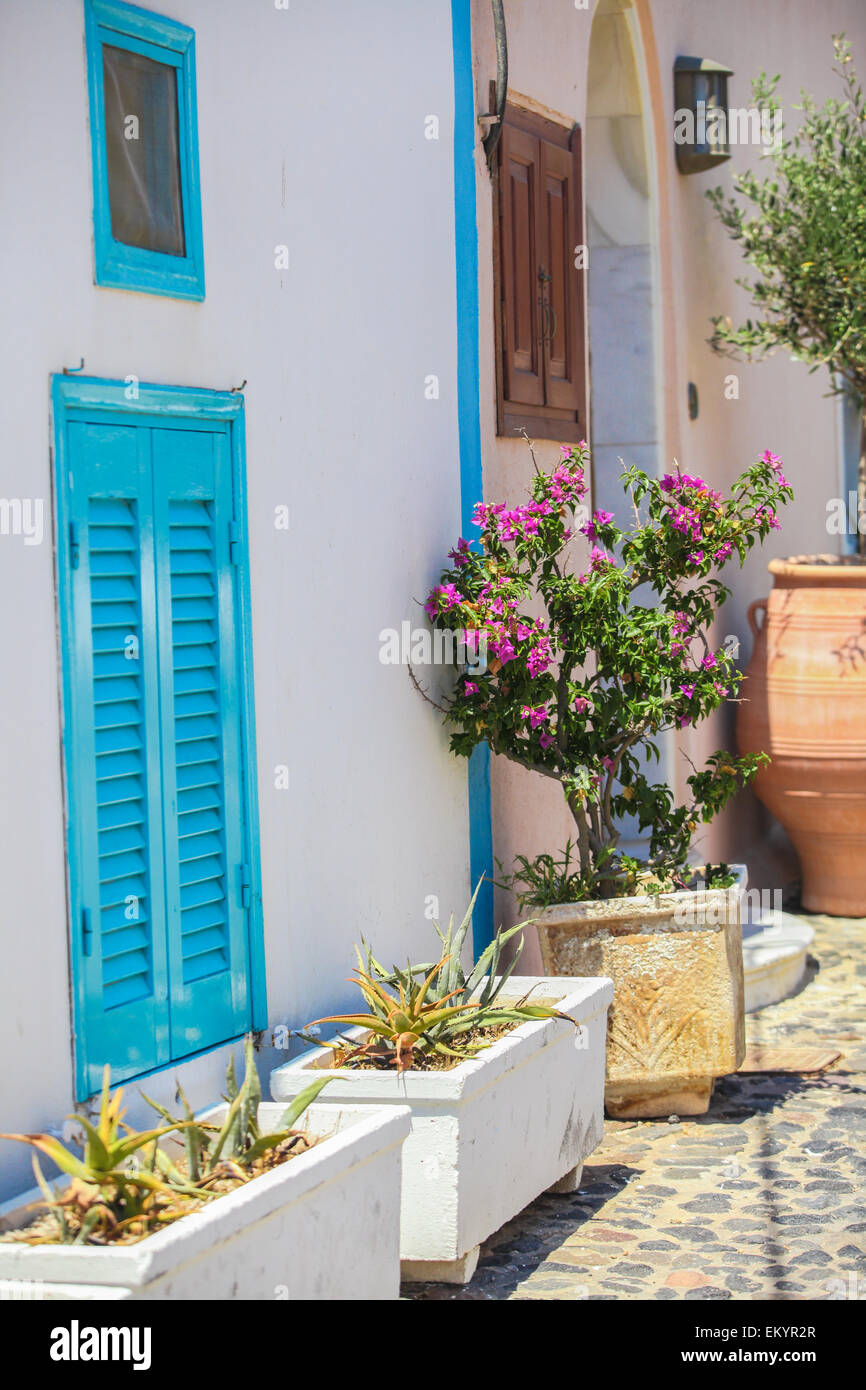 Bella pietra fatta strada con vecchie case tradizionali in Fira la capitale di Santorini, Grecia Foto Stock