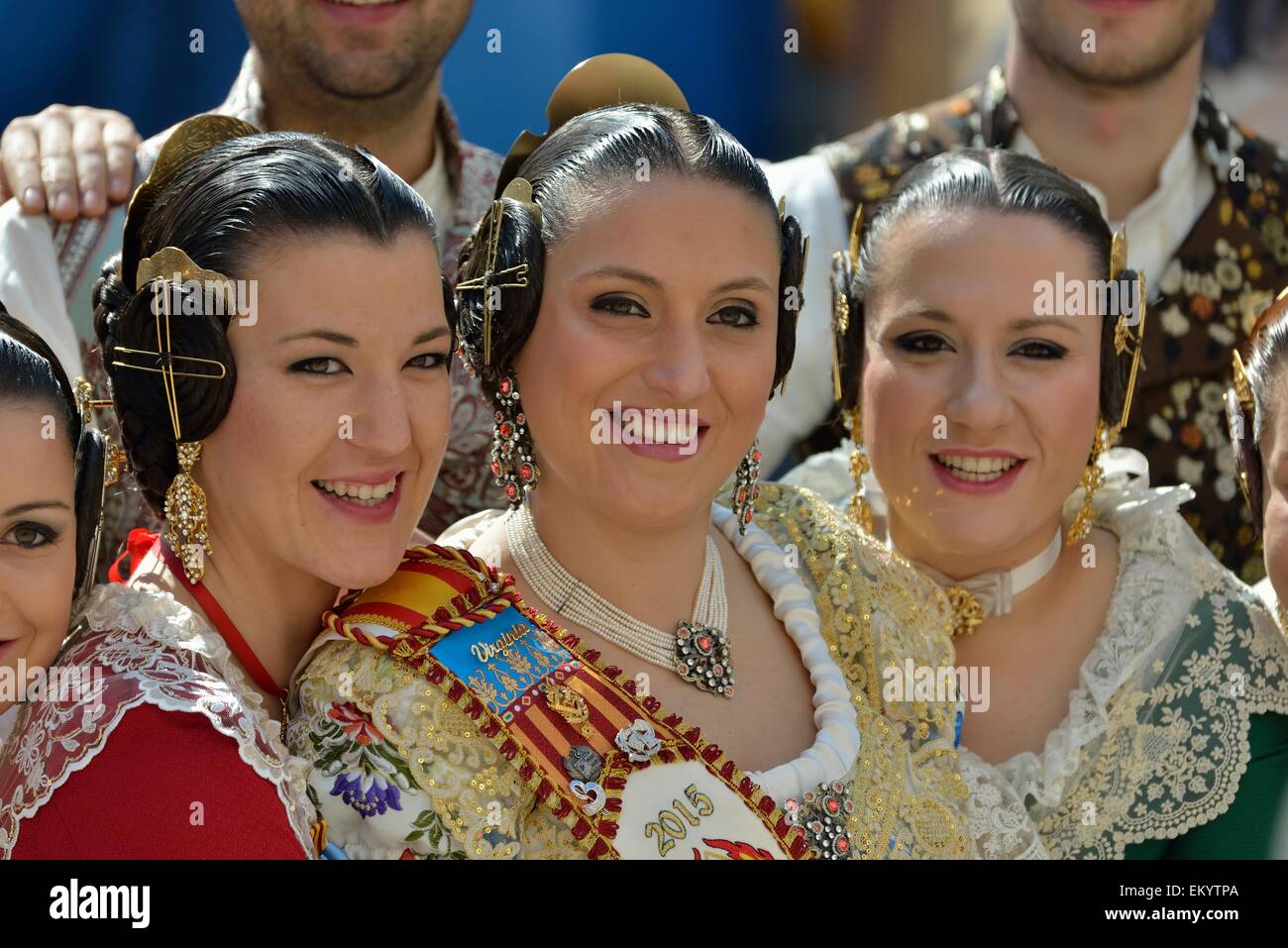 Fallas Festival, le donne in costume tradizionale durante la sfilata nella Plaza de la Virgen de los Desamparados, Valencia, Spagna Foto Stock