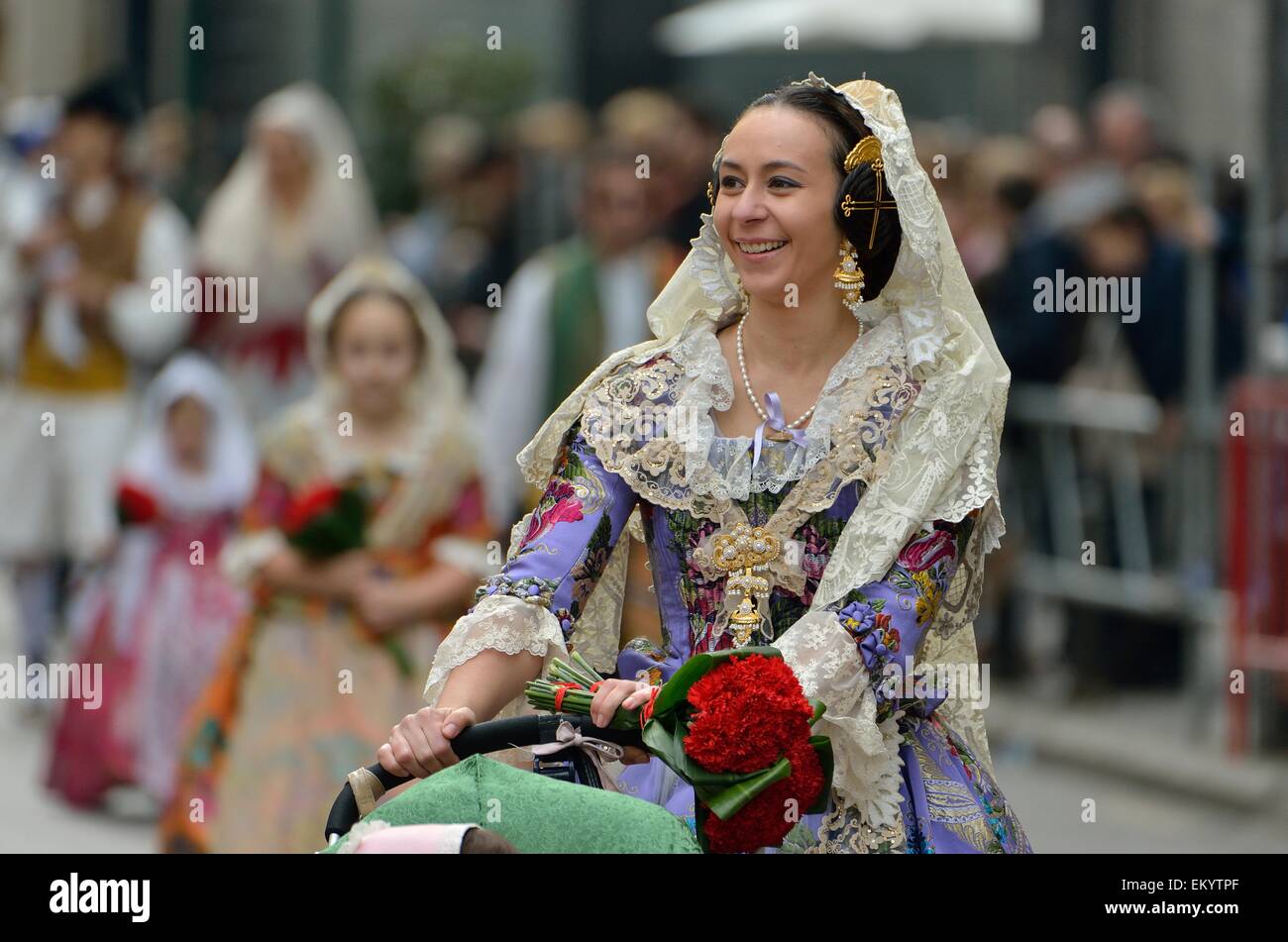 Fallas Festival, giovane donna in costume tradizionale durante la sfilata nella Plaza de la Virgen de los Desamparados, Valencia Foto Stock