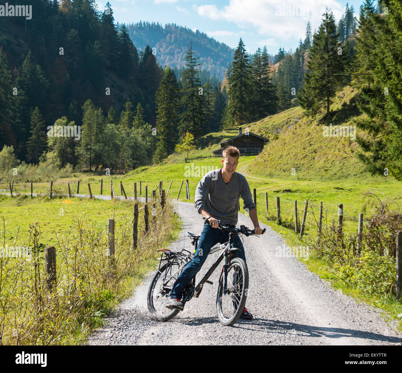 Giovane uomo sulla bicicletta, paesaggio di montagna, Valepptal, Spitzingsee, Baviera, Germania Foto Stock