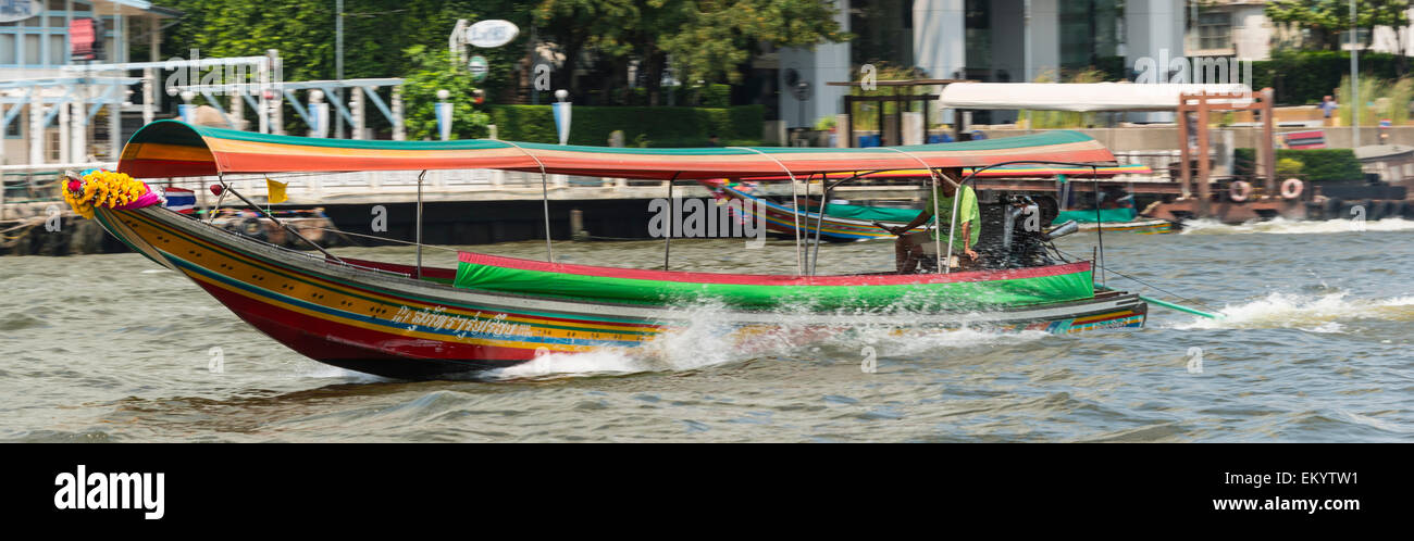 Colorato longtail boat sul Fiume Chao Phraya, Bangkok, Thailandia Foto Stock