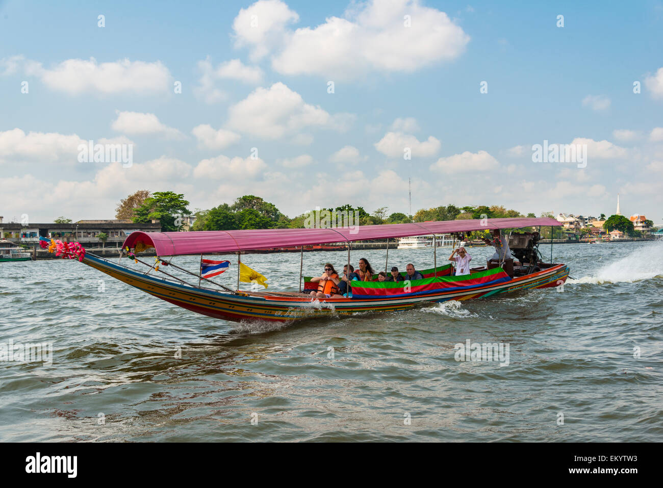 Colorato longtail boat sul Fiume Chao Phraya, Bangkok, Thailandia Foto Stock