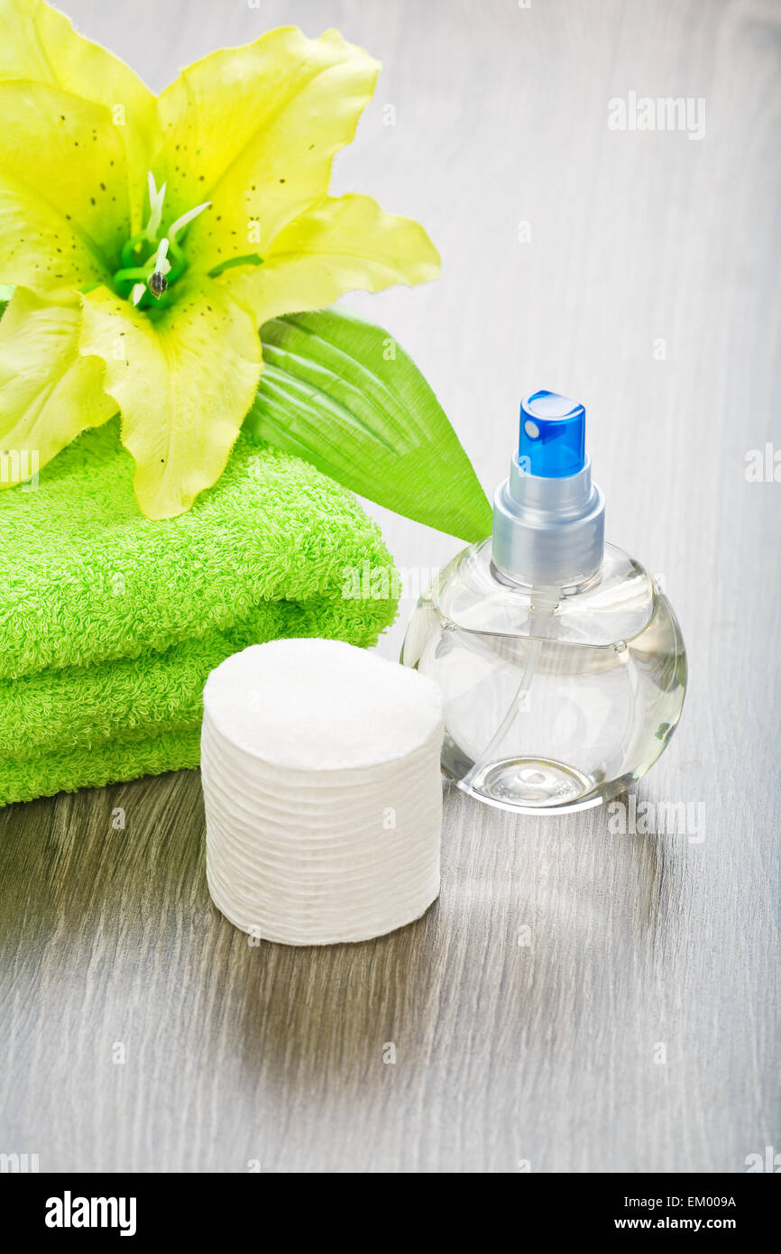Bottiglia trasparente asciugamano fiore e tamponi di cotone Foto Stock