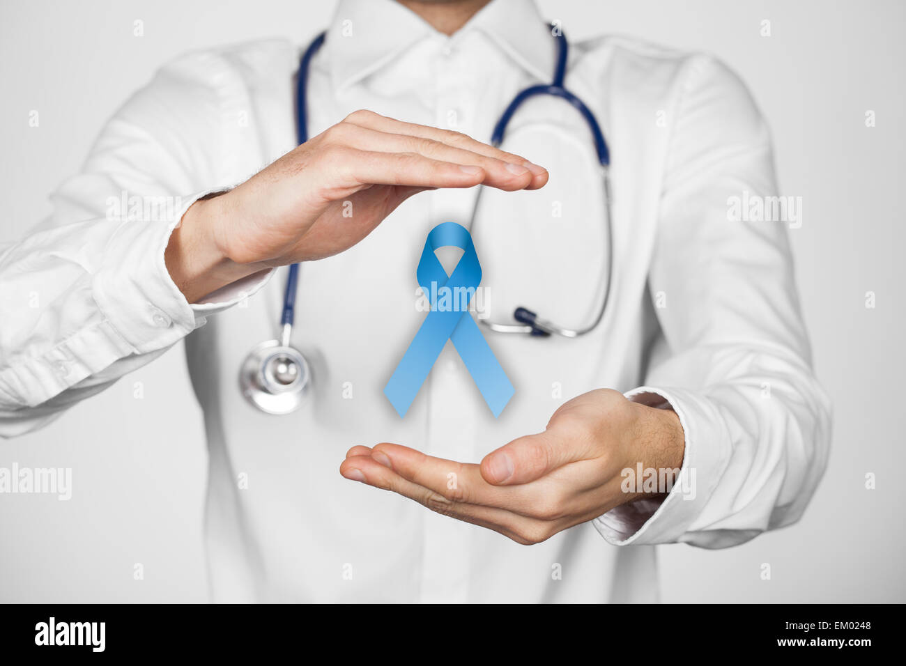 Il cancro della prostata prevenzione e disordine genetico consapevolezza - medico (generico) con supporto e protezione di un gesto Foto Stock