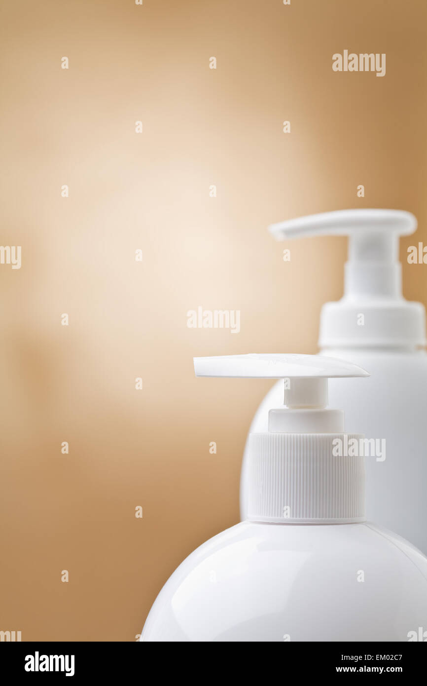 Copyspace vista sulle cime di spray cosmetiche Foto Stock